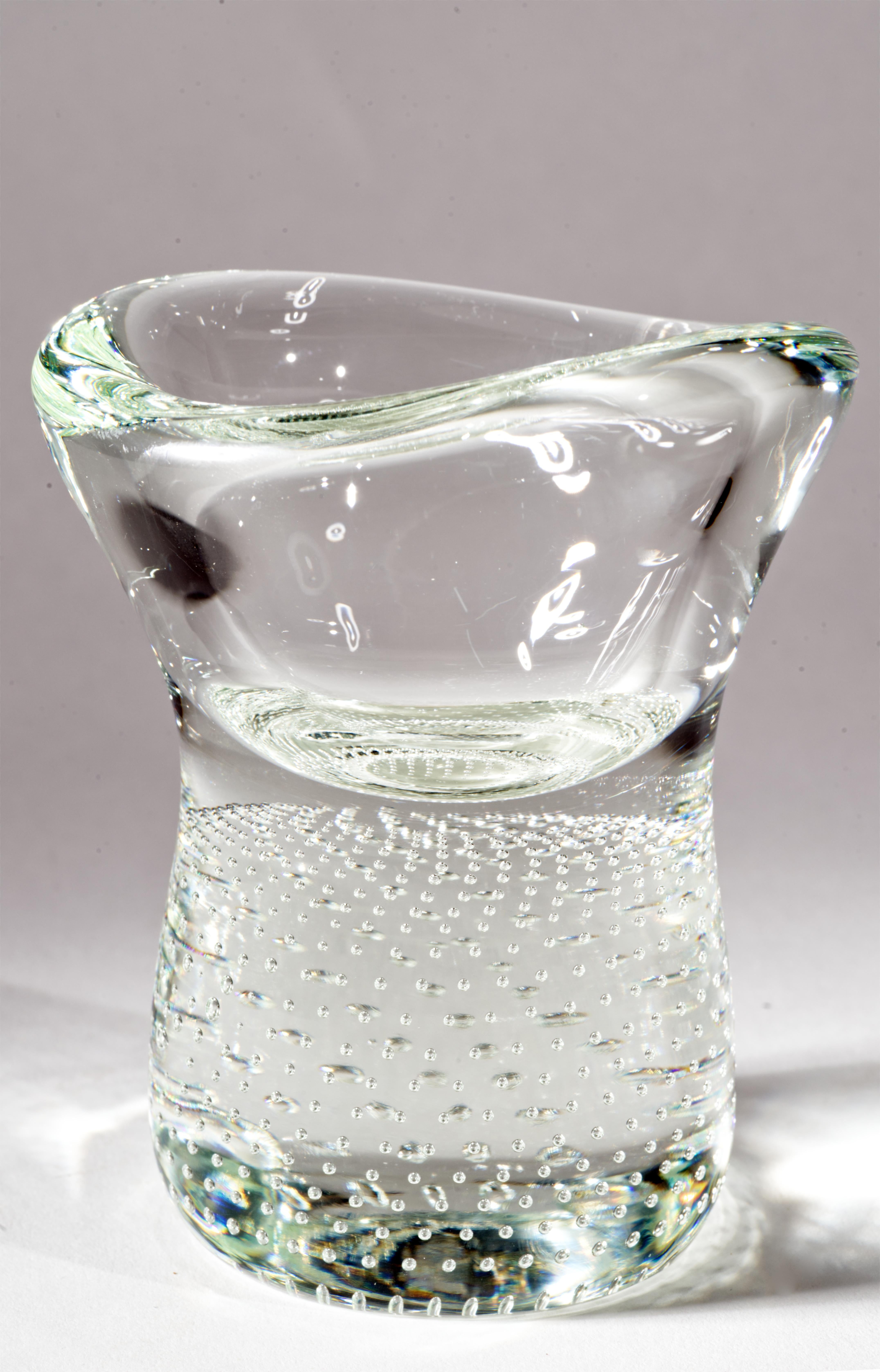  Sculptural, ce lourd vase décoratif en verre clair de style moderne du milieu du siècle a été créé par Carl Erickson pour Erickson Glass Works. Le vase est décoré de bulles contrôlées qui rayonnent vers le haut à partir de sa base ; le bord