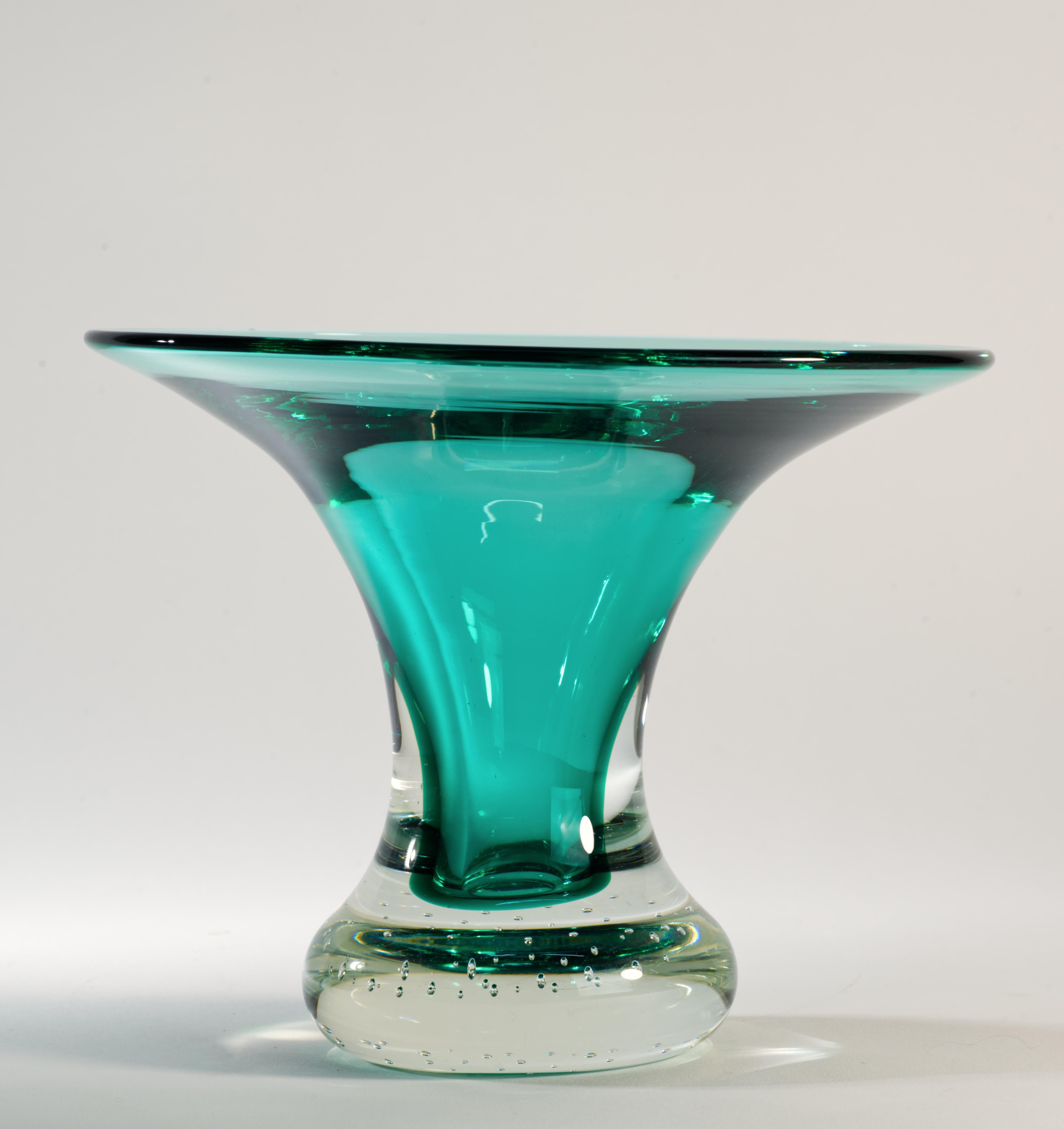  Il vaso decorativo scultoreo in vetro trasparente e verde acqua del Mid Century Modern è stato creato da Carl Erickson per Erickson Glass Works. Il vaso presenta il tipico design in vetro pesante di Erickson, con il gruppo di vetro verde acqua