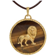 Ciondolo con occhio di tigre e oro 18 carati di Carl F. Bucherer Leo CIRCA 1970