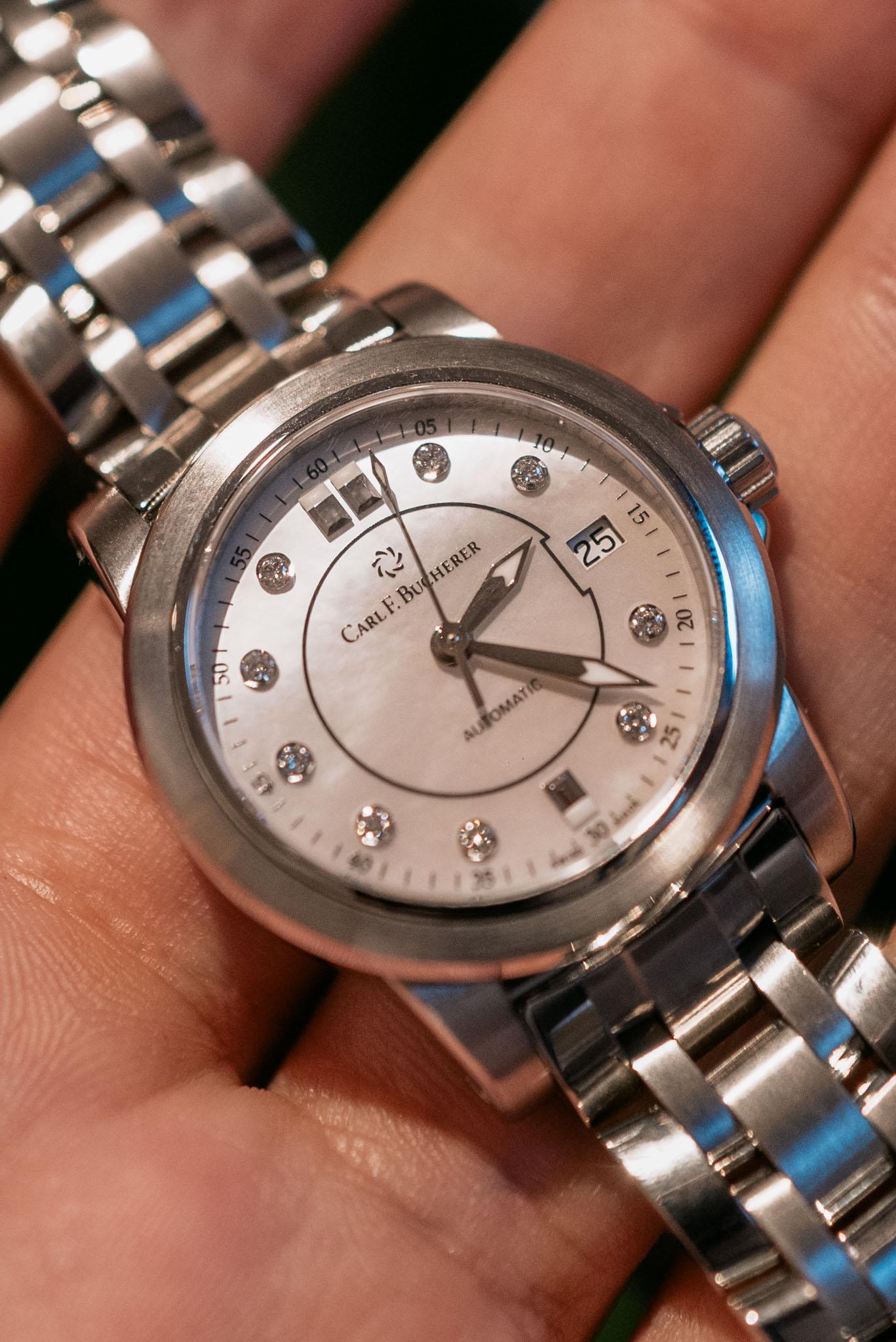 Carl F. Bucherer Patravi Autodate Perlmutt Diamant-Zifferblatt 2023 Komplettset
SKU: 1452

Diese elegante Carl F. Bucherer Patravi Autodate (Ref. 00.10622.08.77.21) verkörpert zeitlose Raffinesse mit einem strahlenden Perlmuttzifferblatt, das mit
