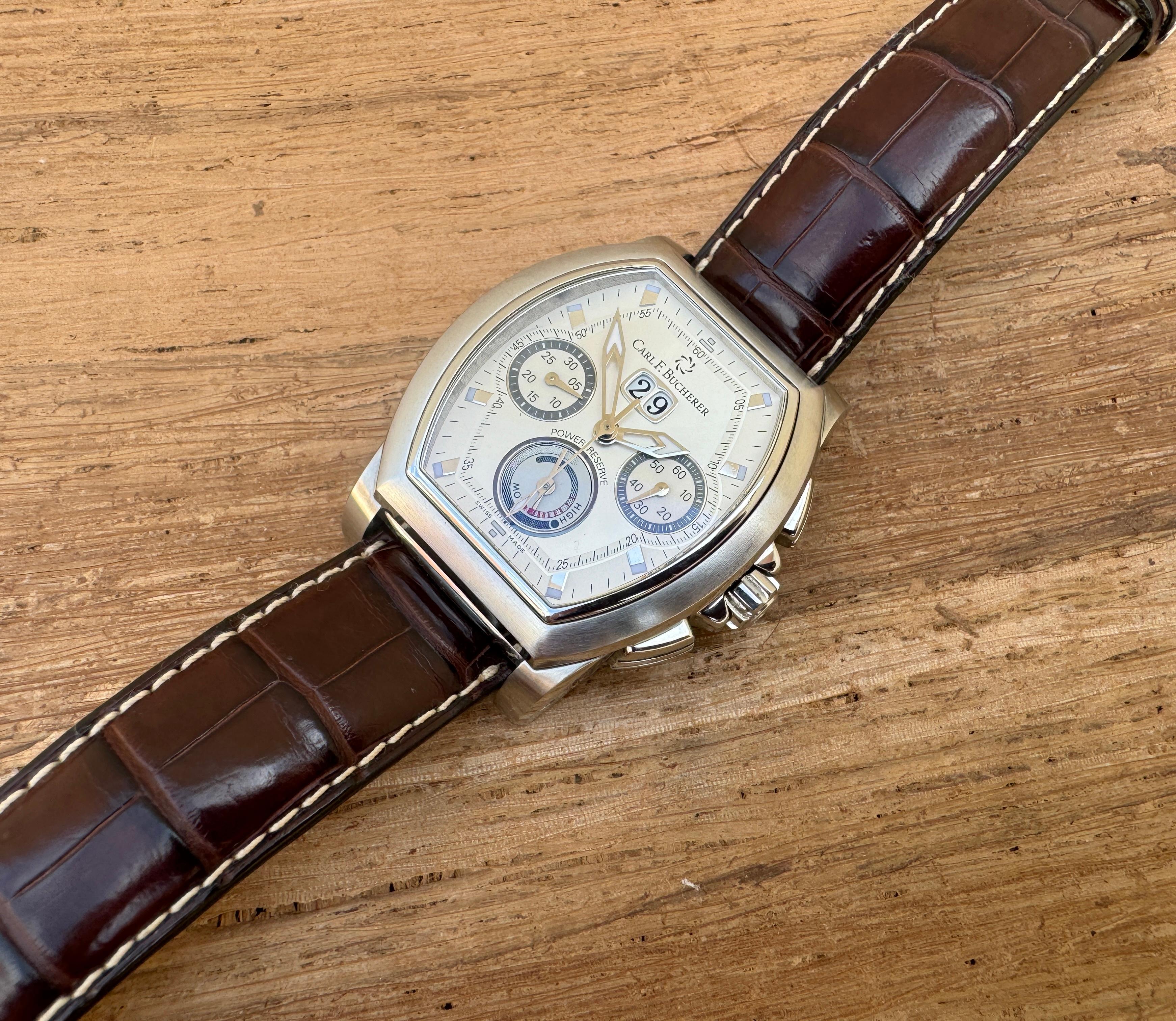 Marke: Carl F. Bucherer

Modell: Patravi

Referenznummer: 00.10615.08.1

Land der Herstellung: Schweiz

Uhrwerk: Automatik

MATERIAL des Gehäuses: Rostfreier Stahl

Abmessungen: Gehäusebreite: 38 mm. (ohne Krone)

Band Typ : After Market