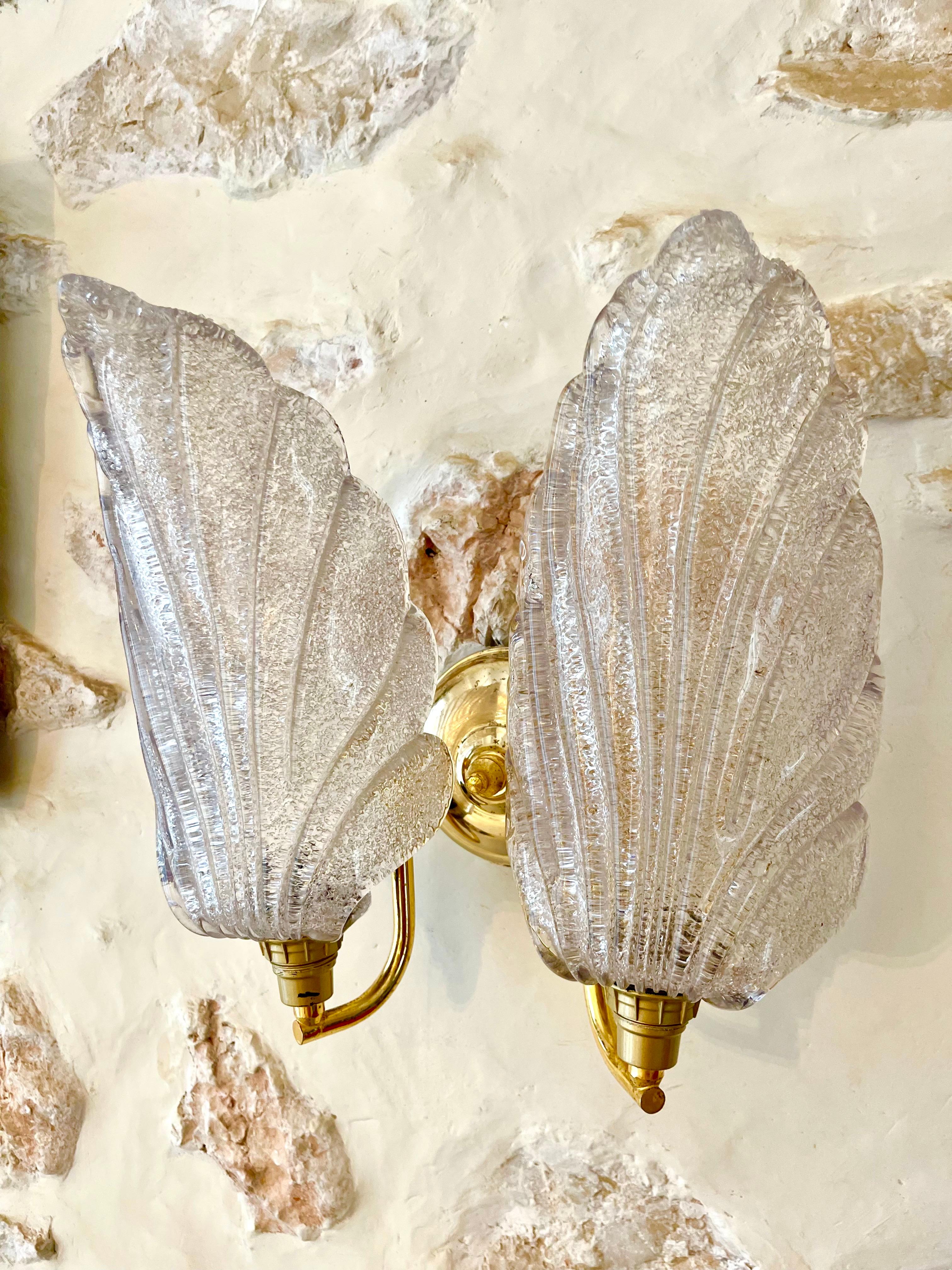 Carl Fagerlund de Orrifors par iluminación de pared, cristal de murano en diseño de vidrio esmerilado. Modelo muy raro de cristal con estructura de latón dorado. Una lámpara icónica del diseño danés, un elemento único para un ambiente de gran