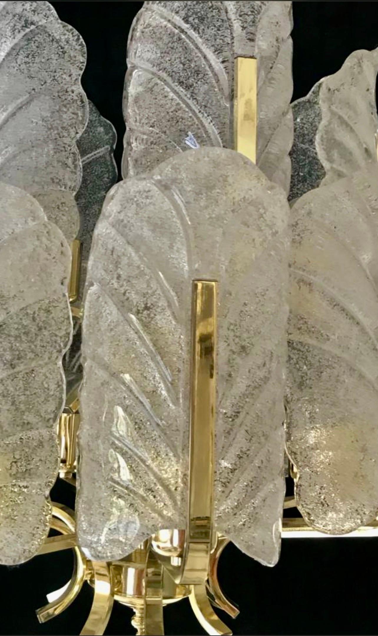 Carl Fagerlund by Orrifors Kronleuchter mit Glas aus Murano in Milchglasausführung. Sehr seltenes Modell aus Glas mit einer goldenen Messingstruktur. Eine ikonische Lampe dänischen Designs, ein einzigartiges Element für eine Atmosphäre von großem