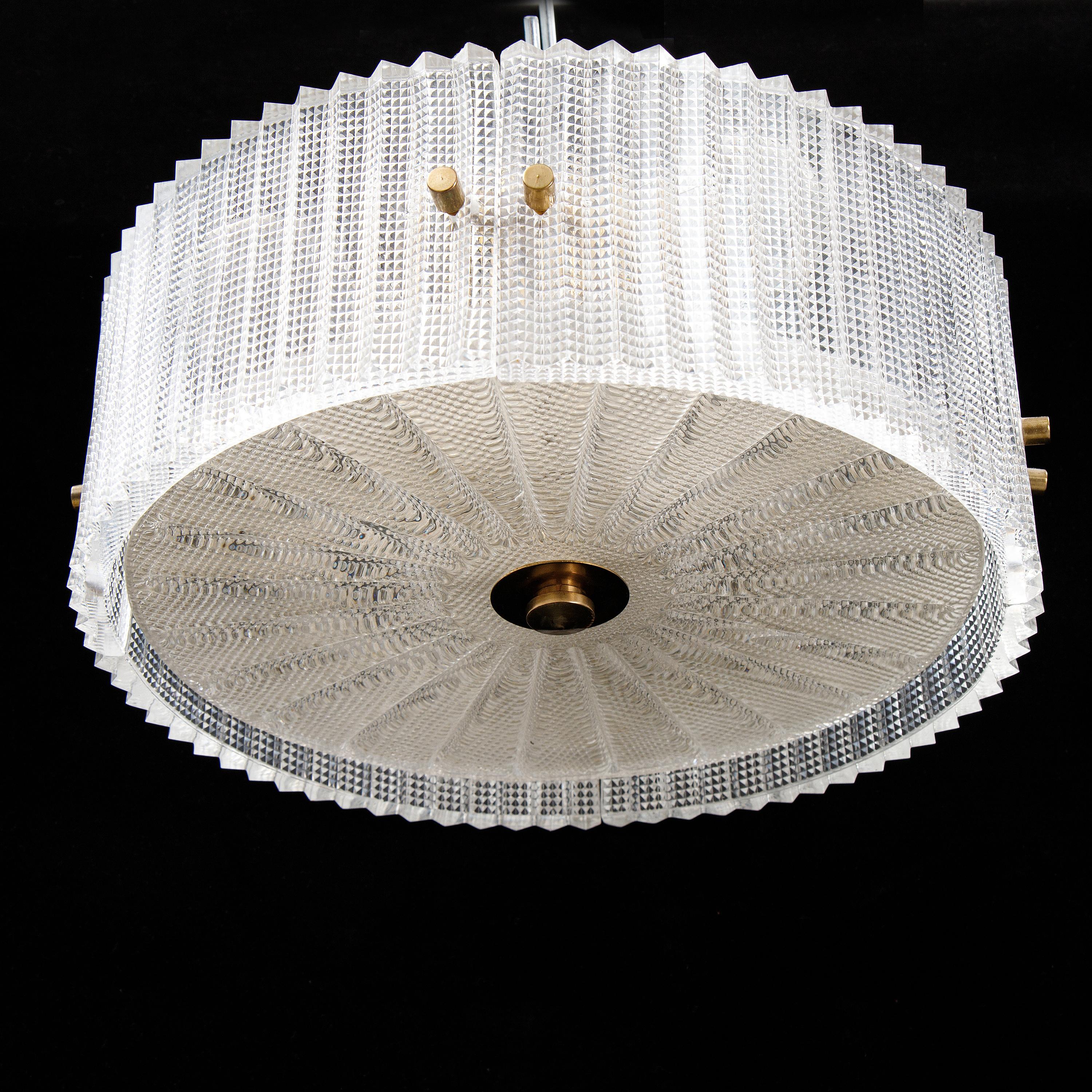 Mid-Century moderno Lampada da soffitto di Carl Fagerlund per Orrefors in vetro e ottone, Svezia, 1960 in vendita