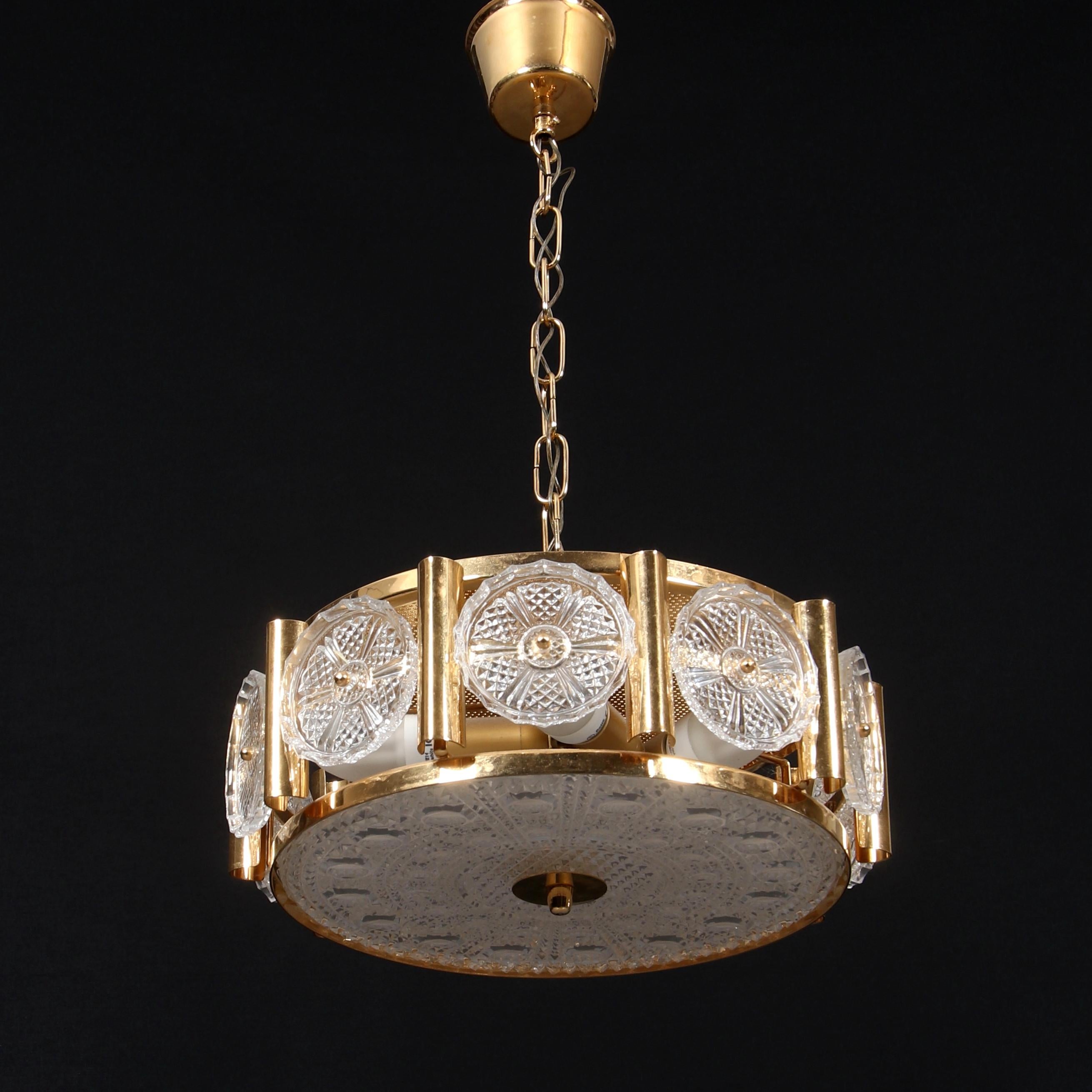 Carl Fagerlund ceiling light for Orrefors, Sweden, 1950
A rare model of texturized molded glass mounted on a brass structure.
The height can be adjusted
Good condition.