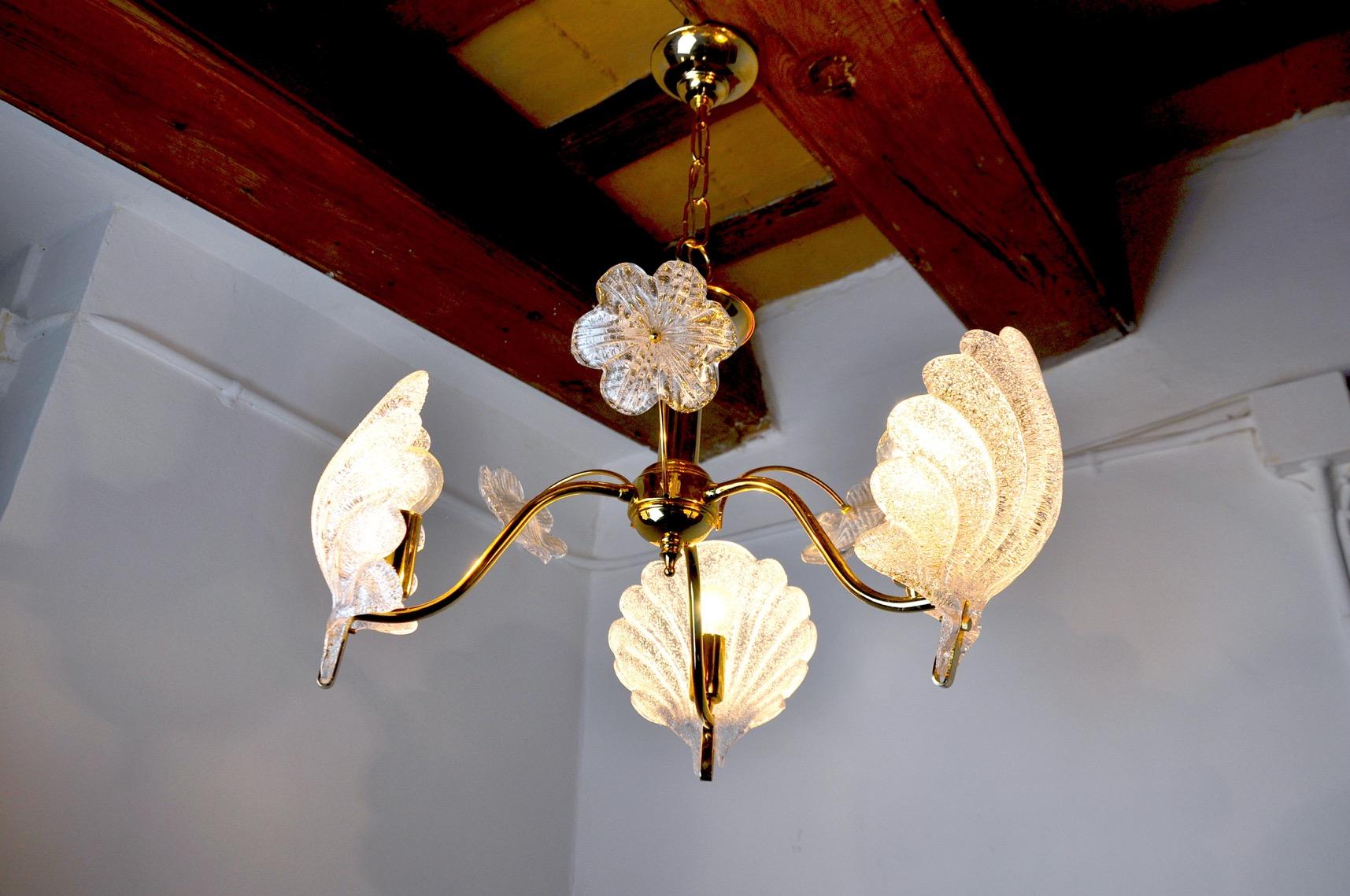 Very beautiful 3-arm chandelier by Carl Fagerlund for Lyfa from the 70s. This chandelier is made of leaf-shaped frosted Murano glass. The diffused light is soft and harmonious, perfect for illuminating your interior. Repair not visible on one of the