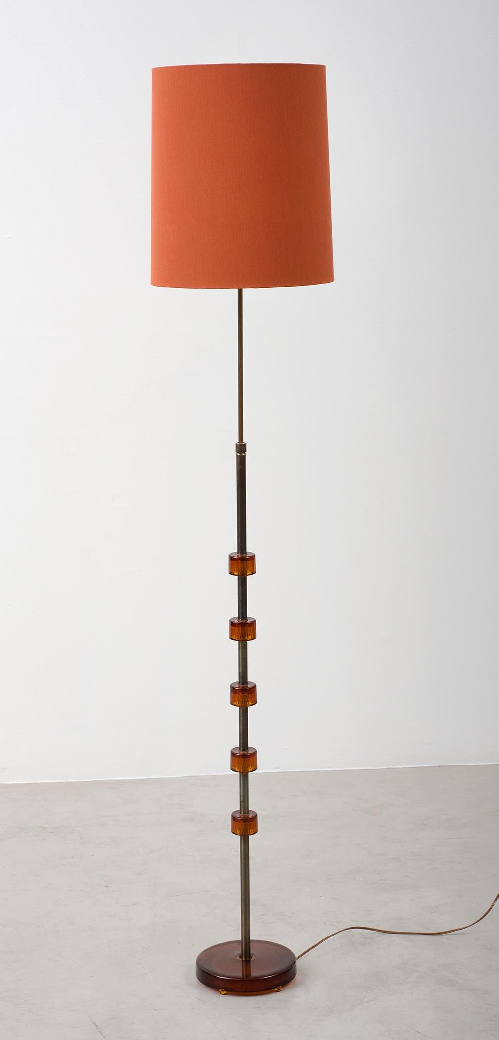 Carl Fagerlund floor lamp with amber crystal discs and brass shaft for Orrefors, Sweden, 1960s. Newly rewired for the US. Extension adjusts overall height from 55 1/2