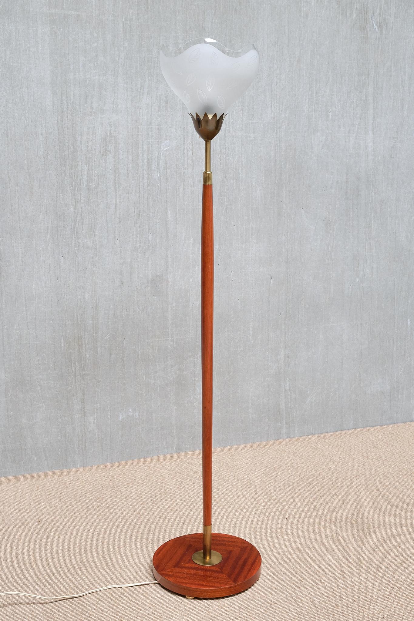 Ce lampadaire très rare a été conçu par Carl Fagerlund et produit par AB Orrefors Glasbruk en Suède dans les années 1950. La pièce est marquée d'une étiquette métallique indiquant 
