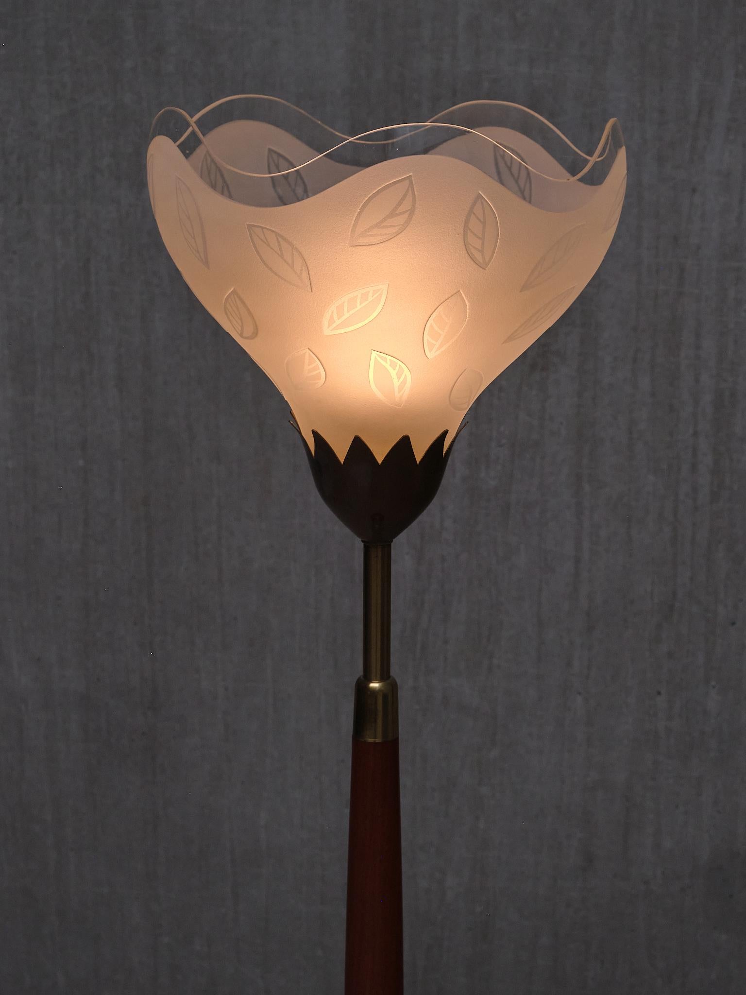 Scandinave moderne Lampadaire Carl Fagerlund en acajou, laiton et verre, Orrefors, Suède, années 1950 en vente