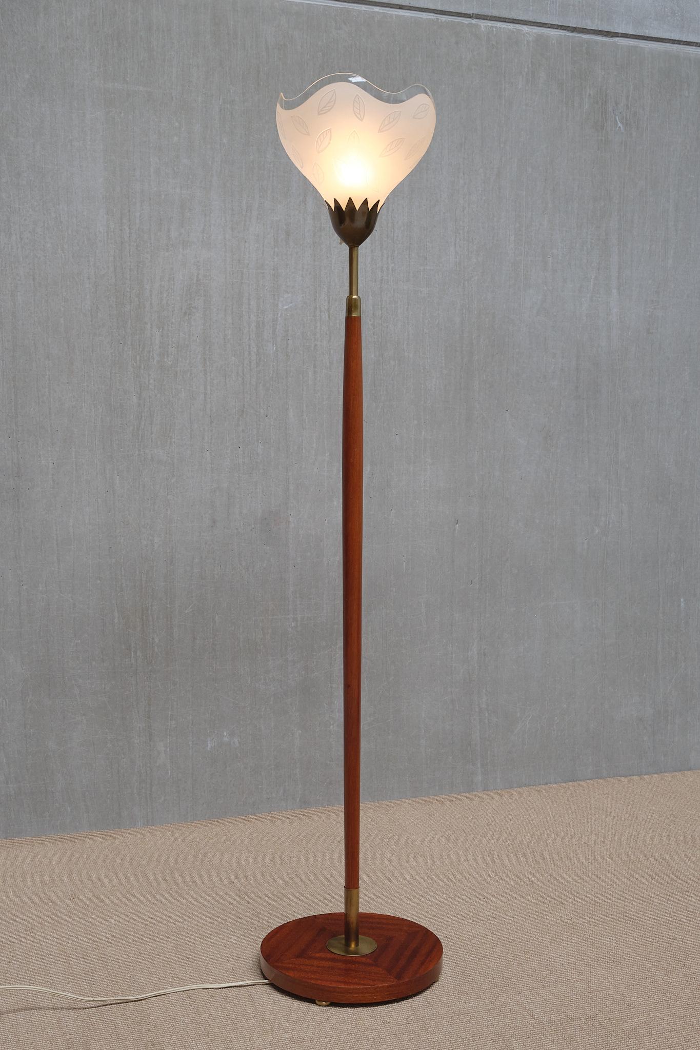 Lampadaire Carl Fagerlund en acajou, laiton et verre, Orrefors, Suède, années 1950 Bon état - En vente à The Hague, NL