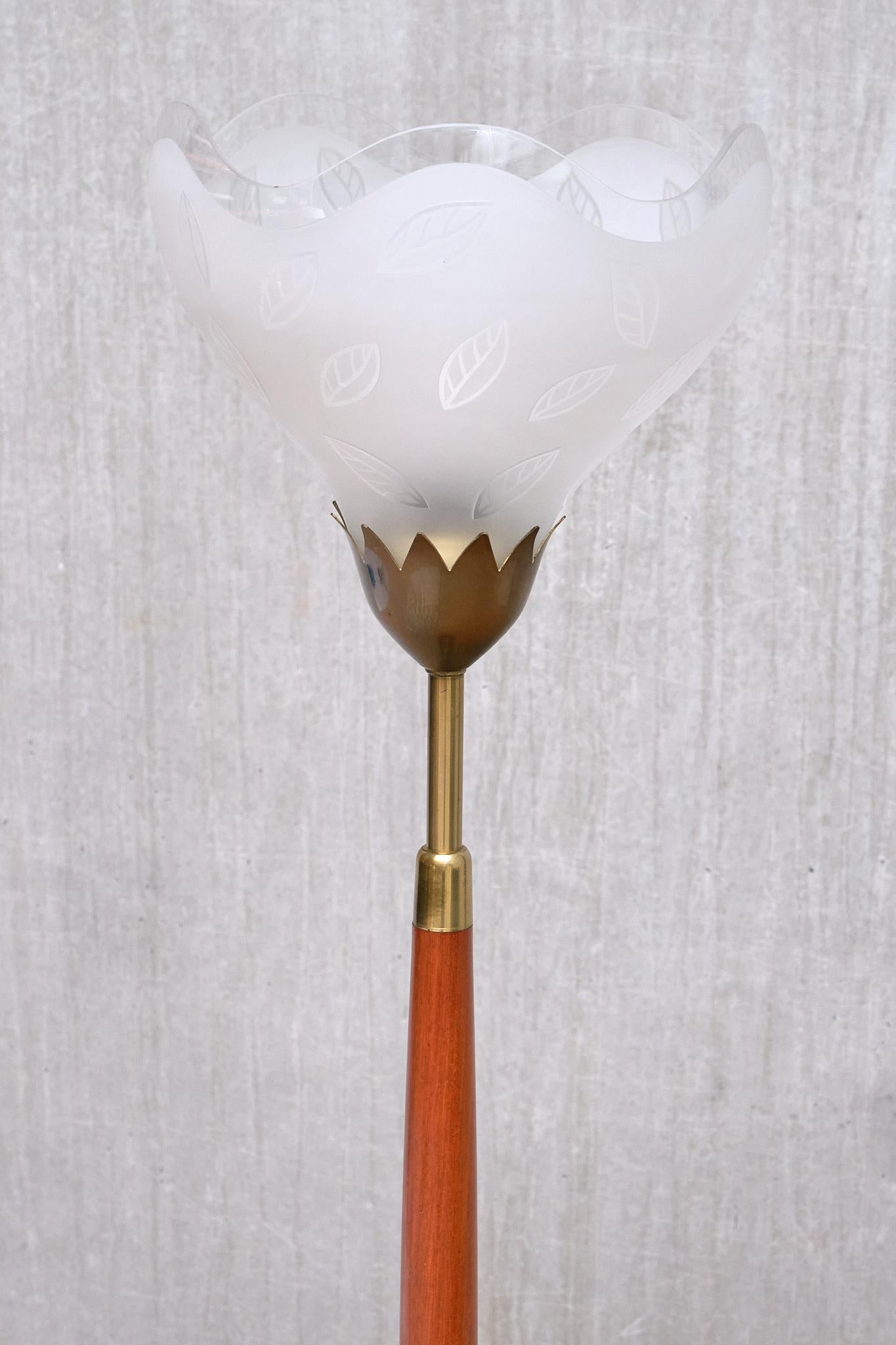 Milieu du XXe siècle Lampadaire Carl Fagerlund en acajou, laiton et verre, Orrefors, Suède, années 1950 en vente