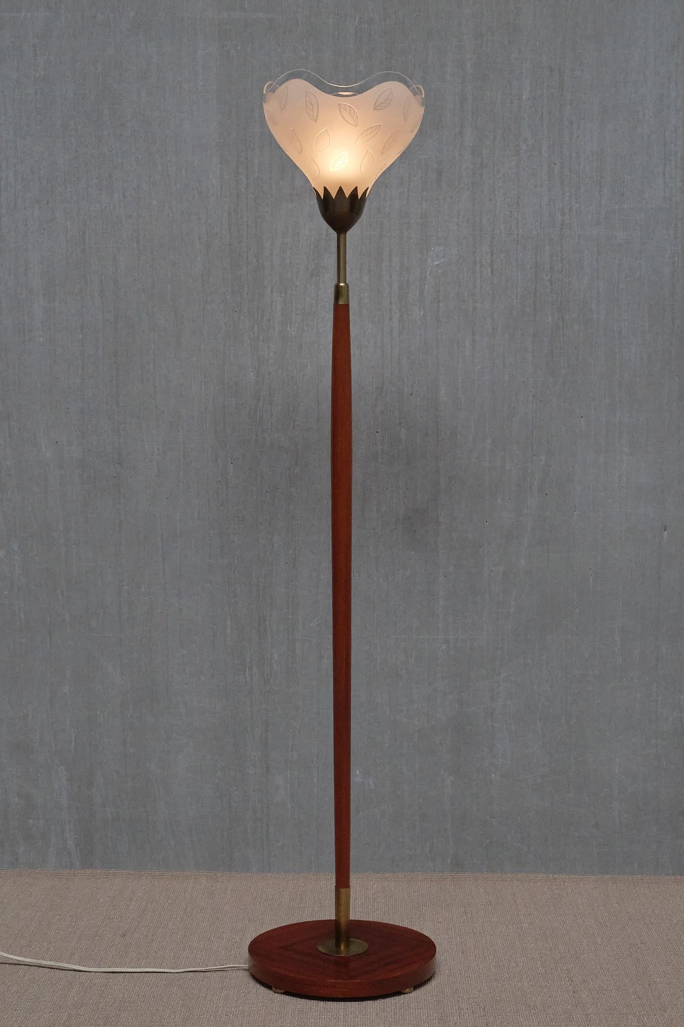 Lampadaire Carl Fagerlund en acajou, laiton et verre, Orrefors, Suède, années 1950 en vente 1