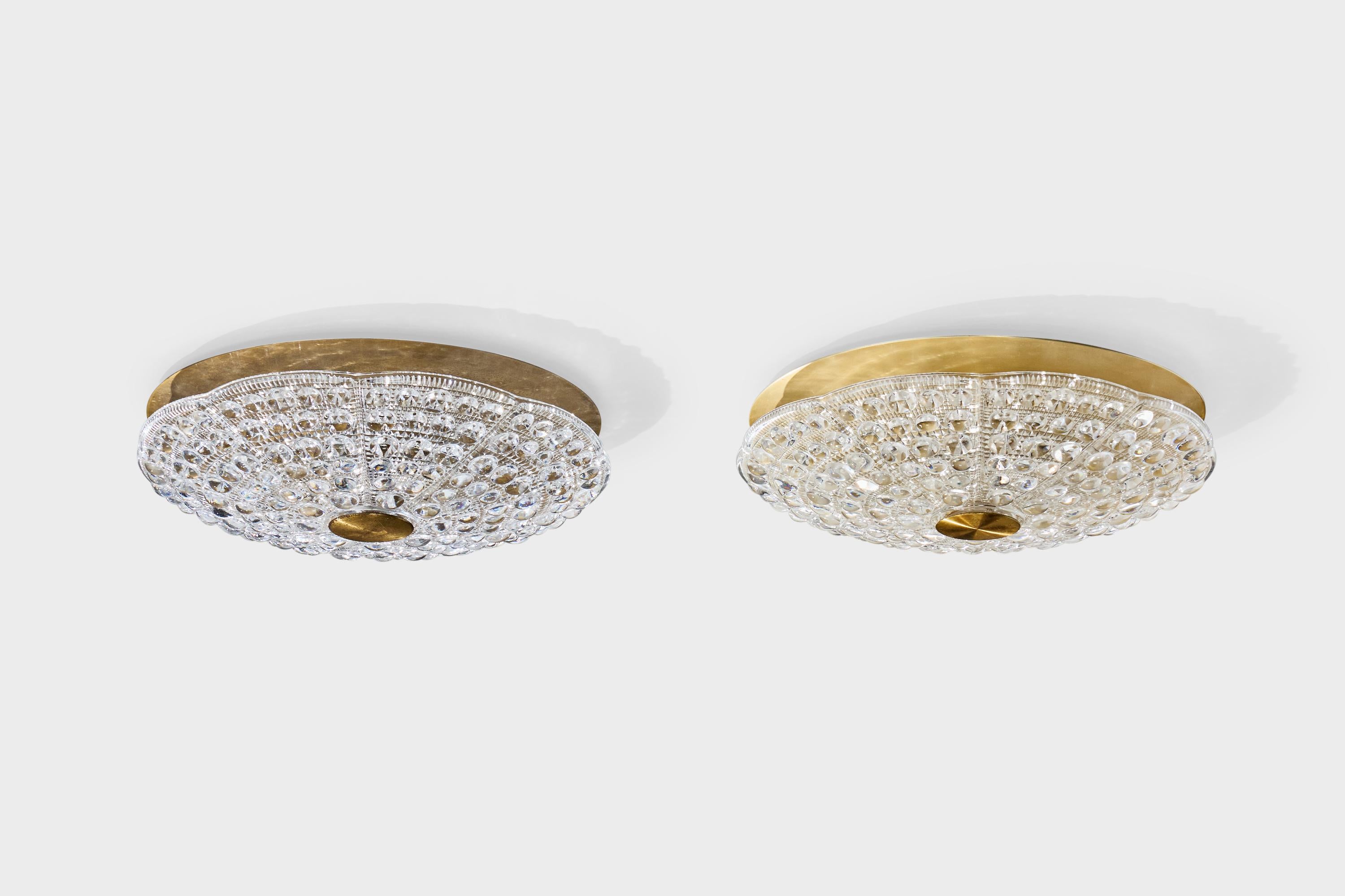 Pareja de empotrables de latón y cristal diseñados por Carl Fagerlund y producidos Orrefors, Suecia, c. 1950.

Dimensiones totales (pulgadas): 4,0 