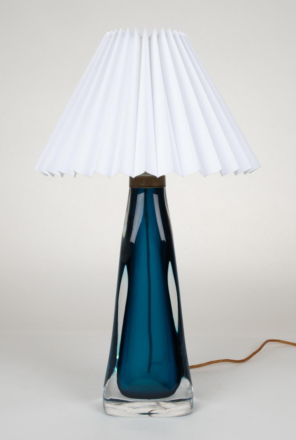 A sizable Swedish midcentury table lamp in Sommerso technique teal blue and clear cased glass, with an organic inspired form. Designed by Carl Fagerlund for Orrefors as part of his ongoing position where he served as a lighting designer from