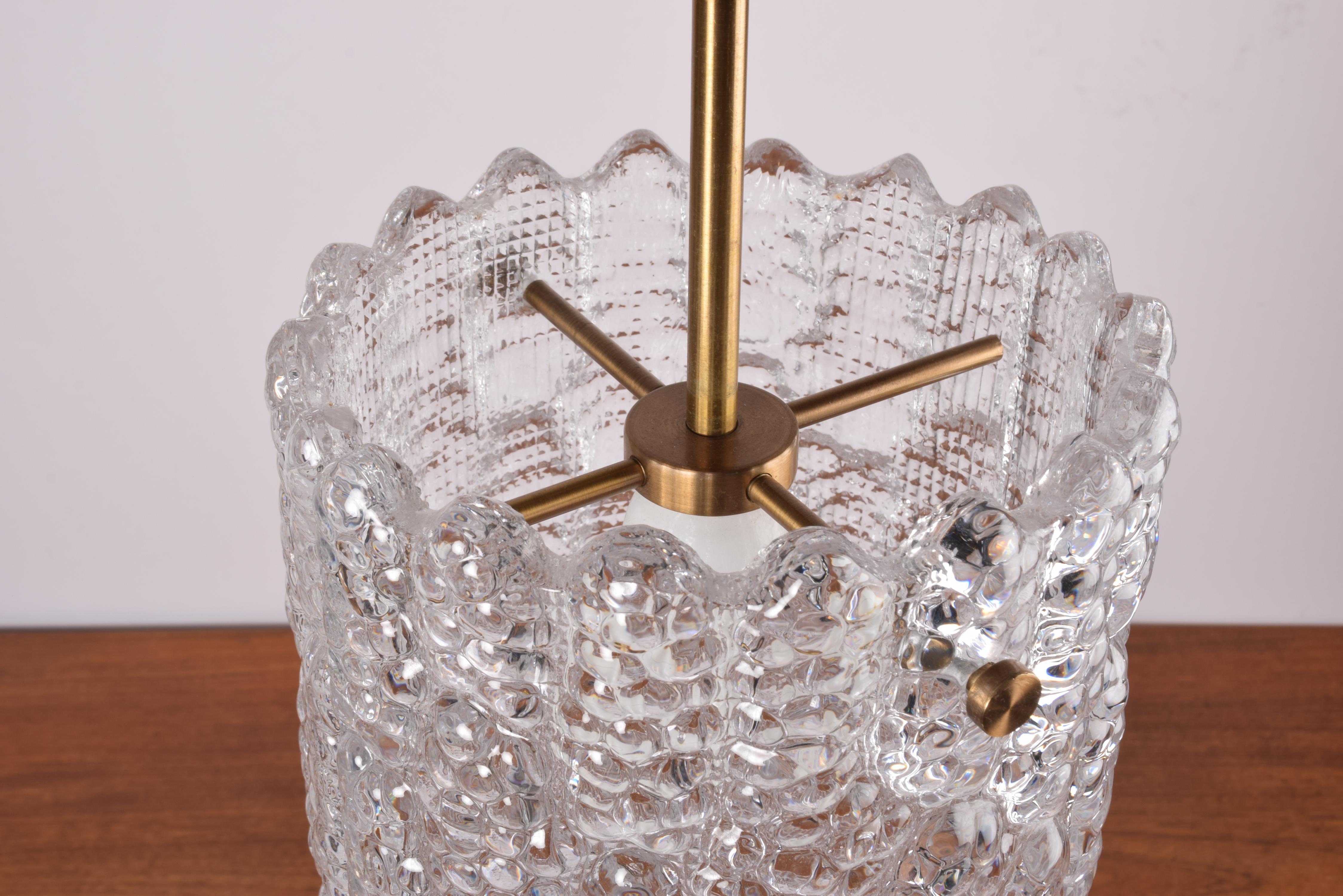 Carl Fagerlund per Orrefors Lampada a soffitto a sospensione in vetro e ottone, Svezia, anni '60 In condizioni buone in vendita a Silkeborg, Silkeborg