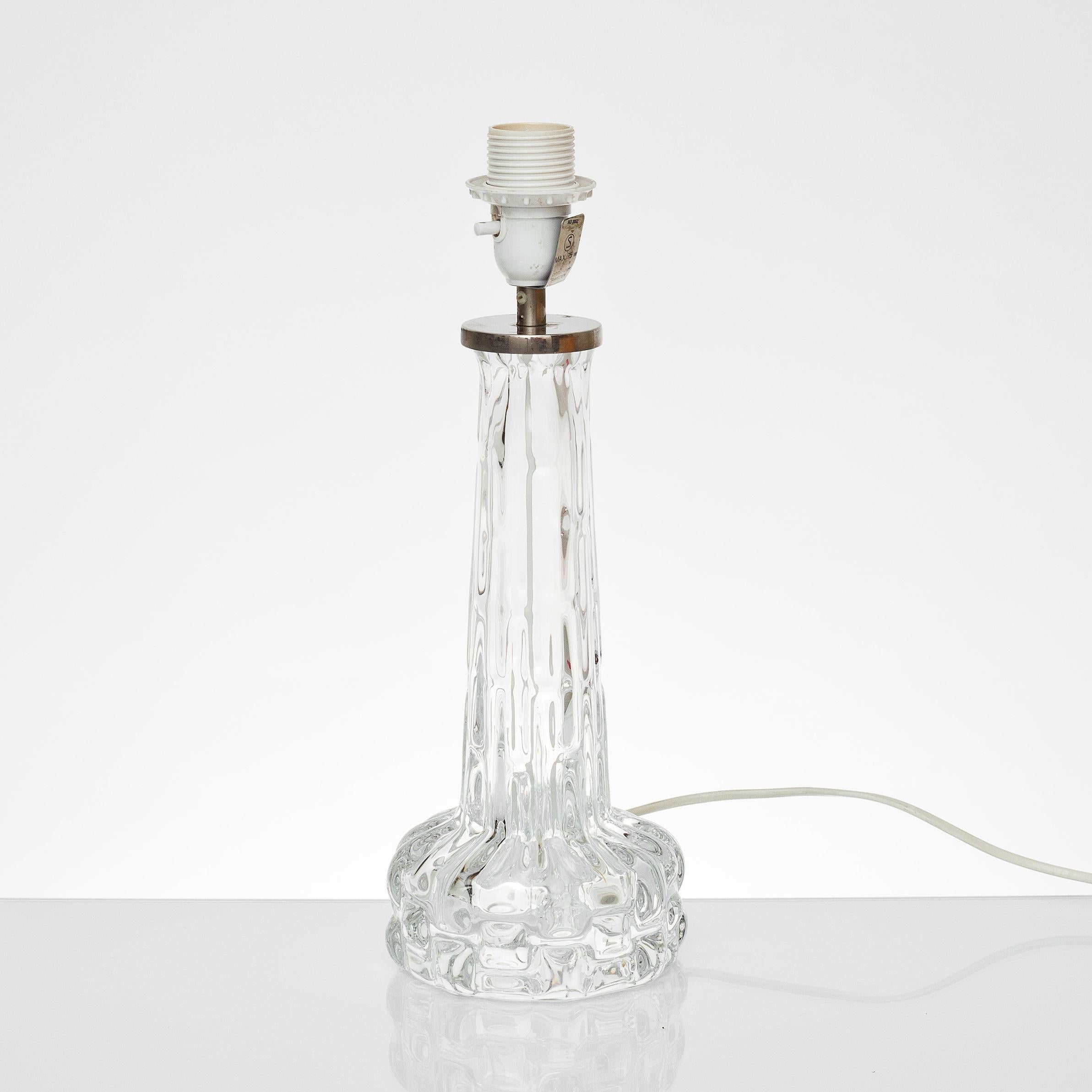 TABLE LAMP designed by Carl Fagerlund for Orrefors. mid-20th century.
Lamp base in glass. Height 38 incl. lamp base. With shade height 66. approx.
Good condition