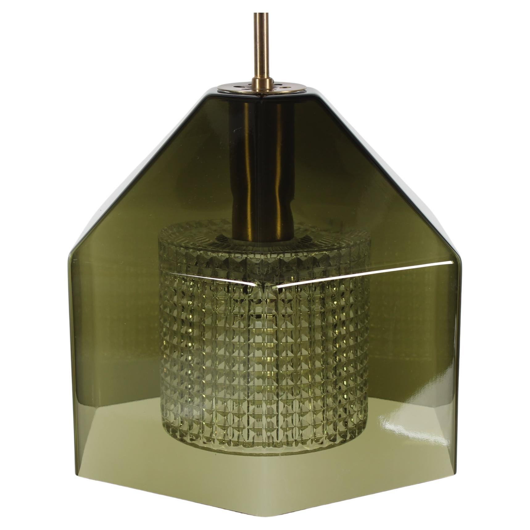 Carl Fagerlund para Orrefors Colgante de cristal verde oscuro con latón Suecia Años 60 Escandinavo moderno en venta