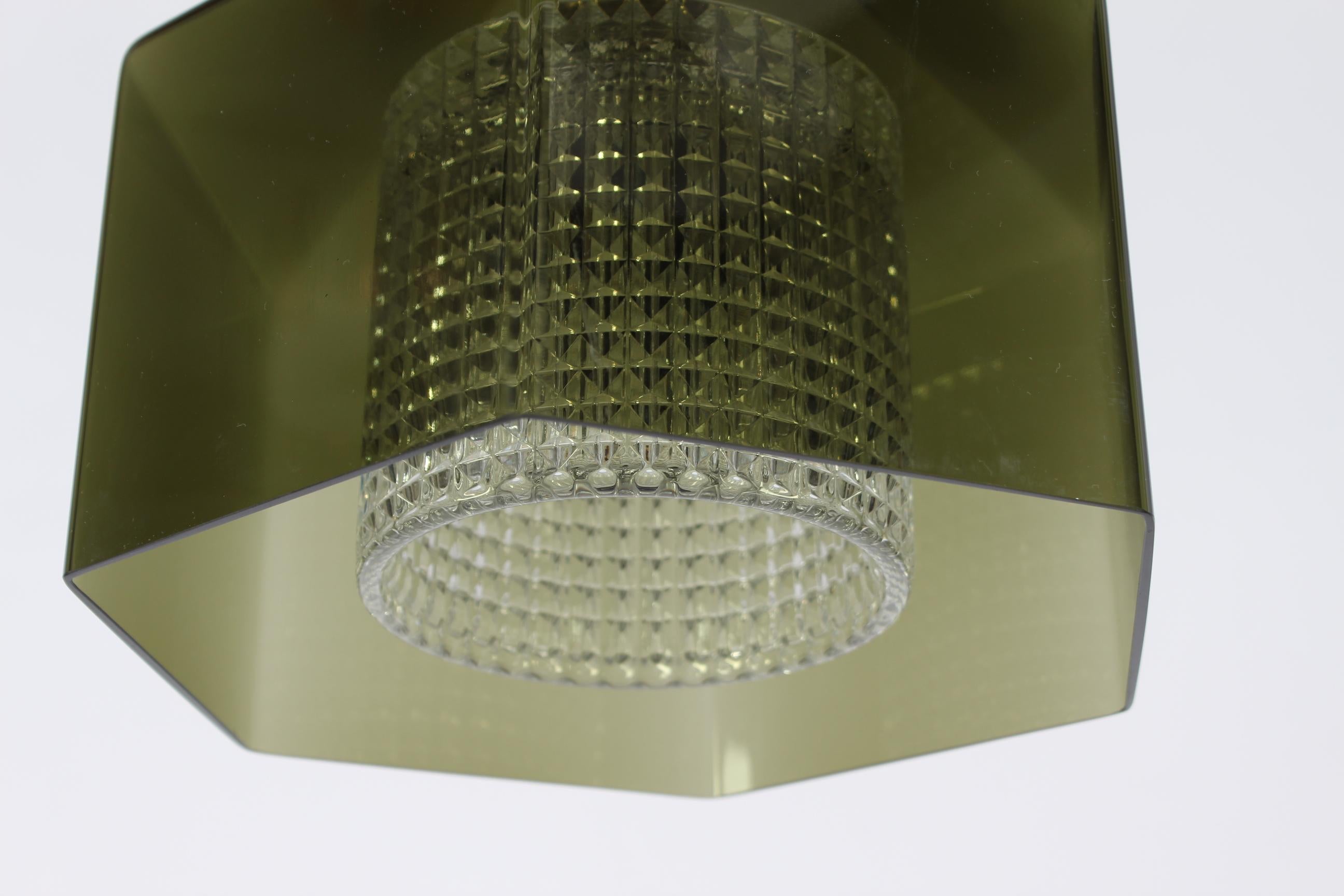 Carl Fagerlund para Orrefors Colgante de cristal verde oscuro con latón Suecia Años 60 Sueco en venta