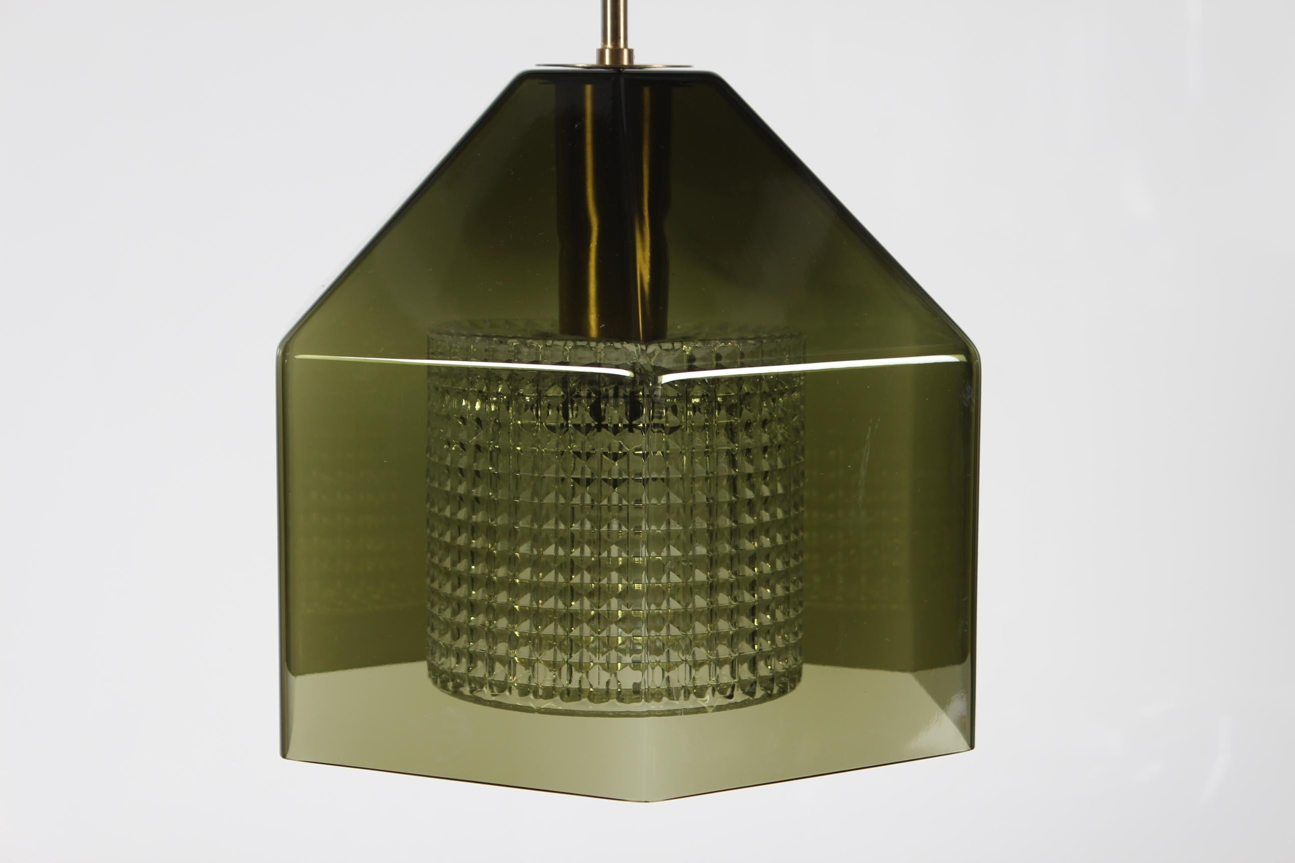 Carl Fagerlund para Orrefors Colgante de cristal verde oscuro con latón Suecia Años 60 Metal en venta