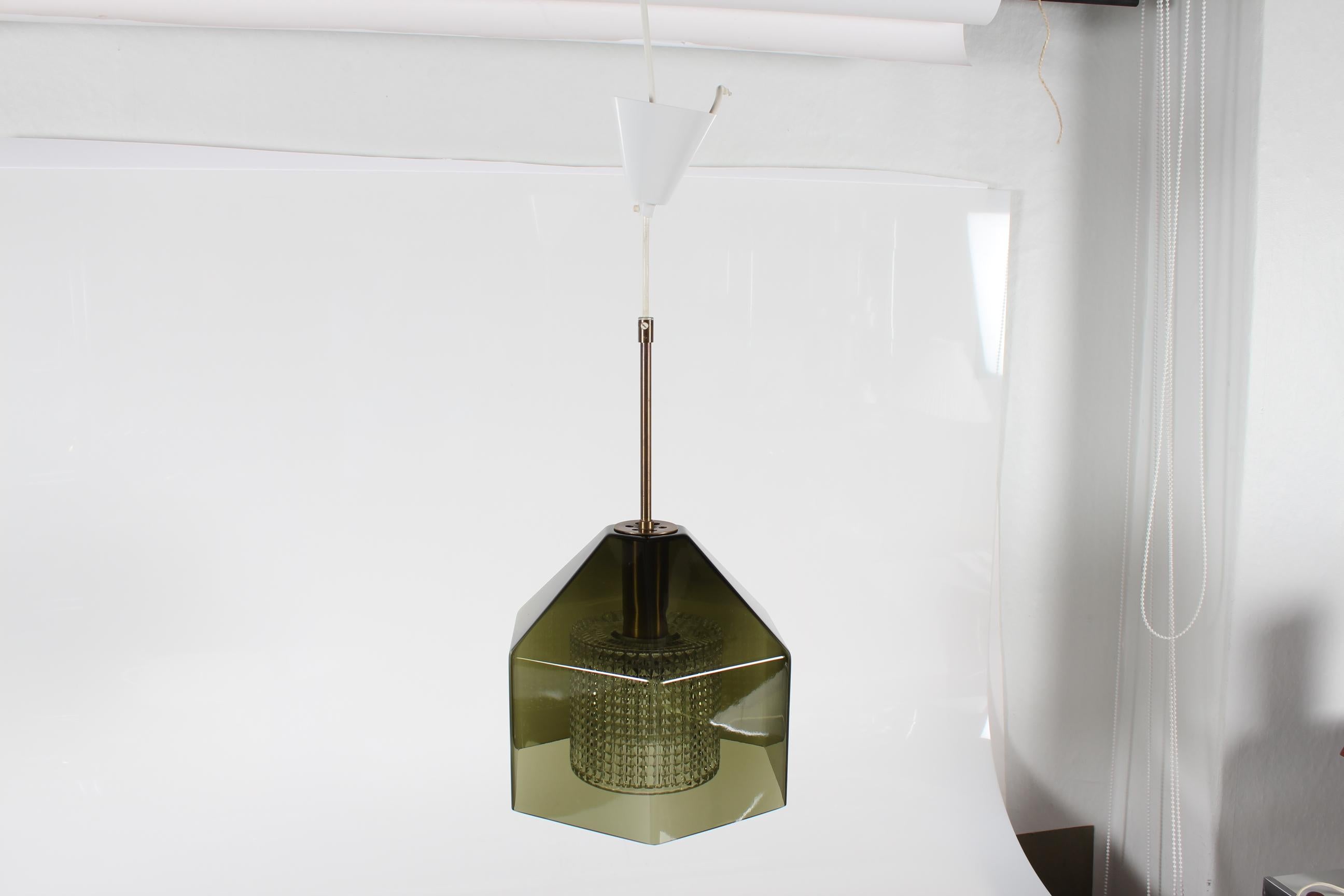 Carl Fagerlund para Orrefors Colgante de cristal verde oscuro con latón Suecia Años 60 en venta 2