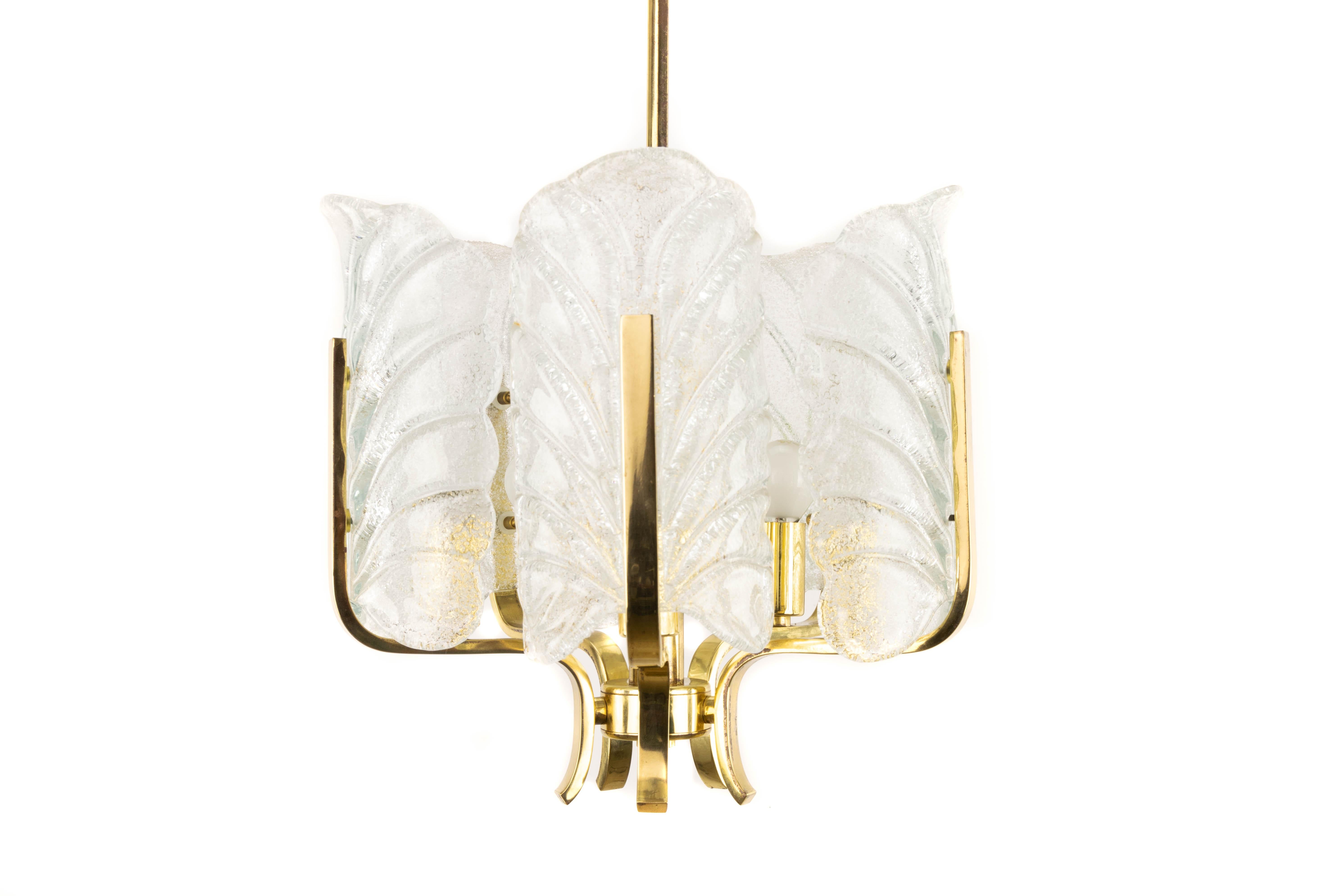 Lustre conçu par le suédois Carl Fagerlund pour Orrefors. Corps en acier laitonné. 5 points de lumière:: chacun avec sa feuille de verre qui:: à son tour:: contient de petits cristaux incrustés. 
Mesures : 
Hauteur 79::5 cm
Diamètre 34 cm.