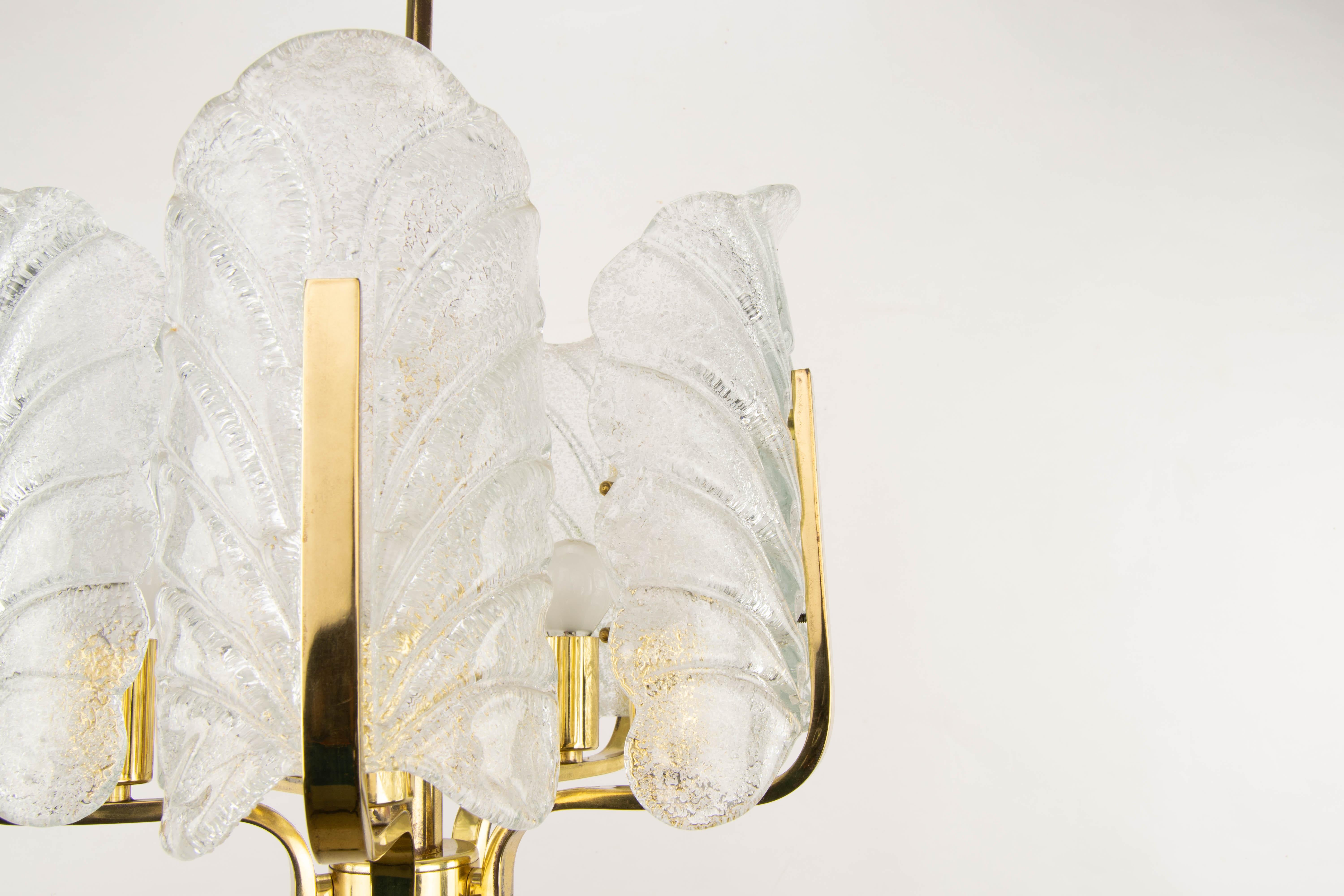 Milieu du XXe siècle Lustre Carl Fagerlund en feuilles de verre et acier doré:: Orrefors:: Suède 1960