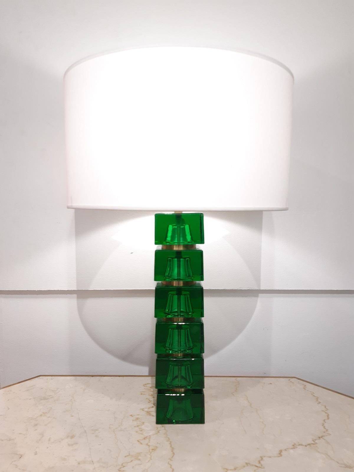 Carl Fagerlund glass table lamp Orrefors 1960 Sweden
Scandinavian midcentury design ! 


Green colored glass and brass.
Good condition ! European wiring

Socket height 40cm
Base 8cm

Shade (not included) height 19cm, diameter 35cm.