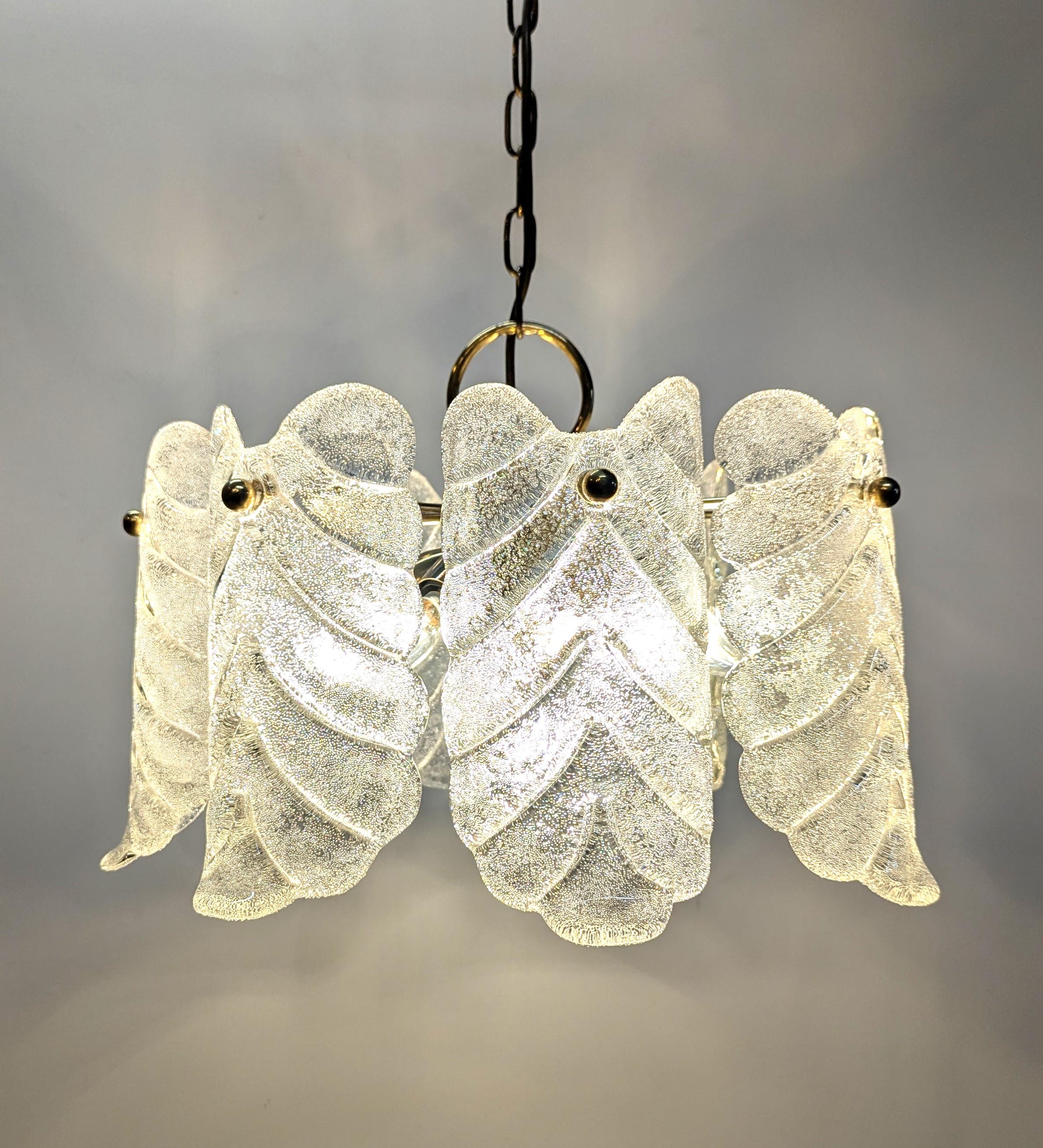 Carl Fagerlund per Oreffors Lampadario in ottone e vetro di Murano.   Foglie in vetro di Murano modellato e strutturato sospese su aste di ottone.  Un bellissimo lampadario di lusso.  L'altezza può essere regolata per qualsiasi altezza a partire da