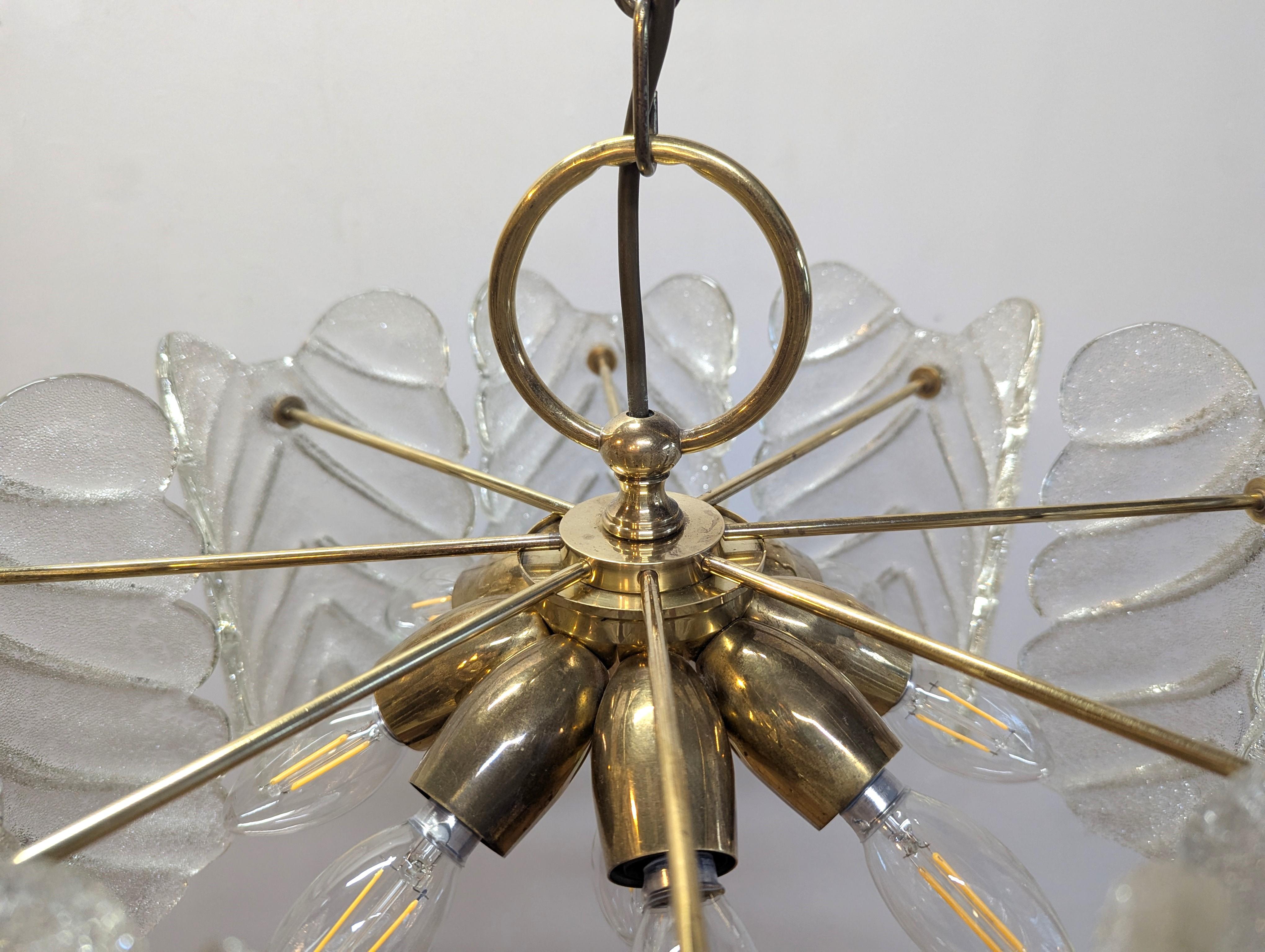 Metà XX secolo Lampadario a foglie in ottone e vetro di Murano di Carl Fagerlund Orrefors in vendita