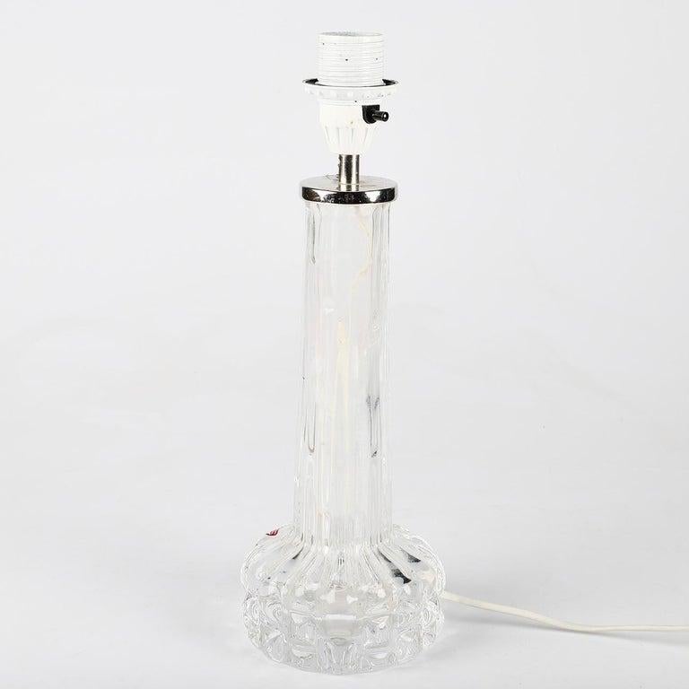 Superbe paire de lampes de table en cristal modernes du milieu du siècle, conçues par Carl Fagerlund pour Orrefors, Suède, vers les années 1960. Ces lampes élégantes sont dotées d'une base en cristal texturé soufflé à la main et d'une colonne