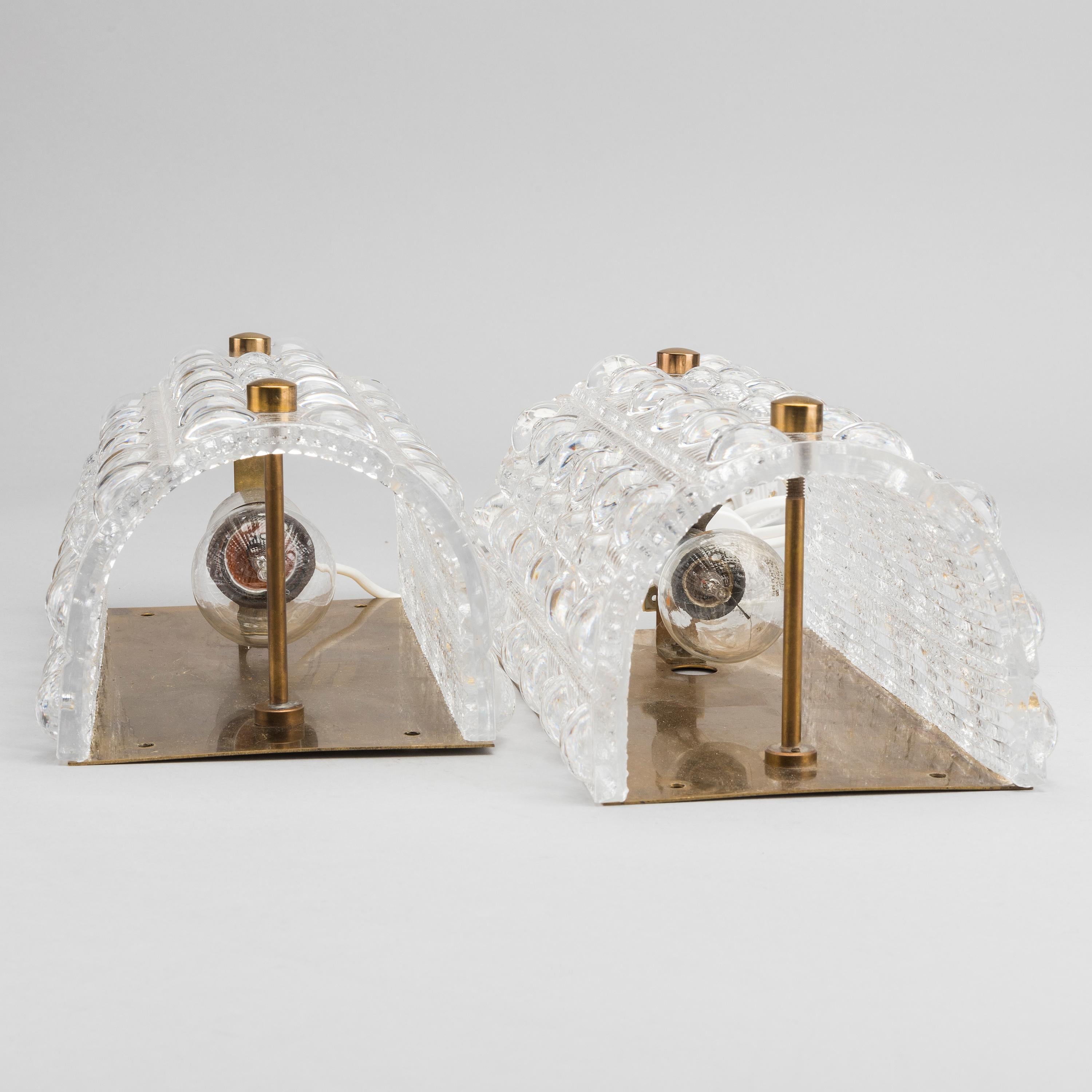 Carl Fagerlund Pair of Large Brass and Glass Wall Sconces for Swedish Orrefors (20. Jahrhundert)