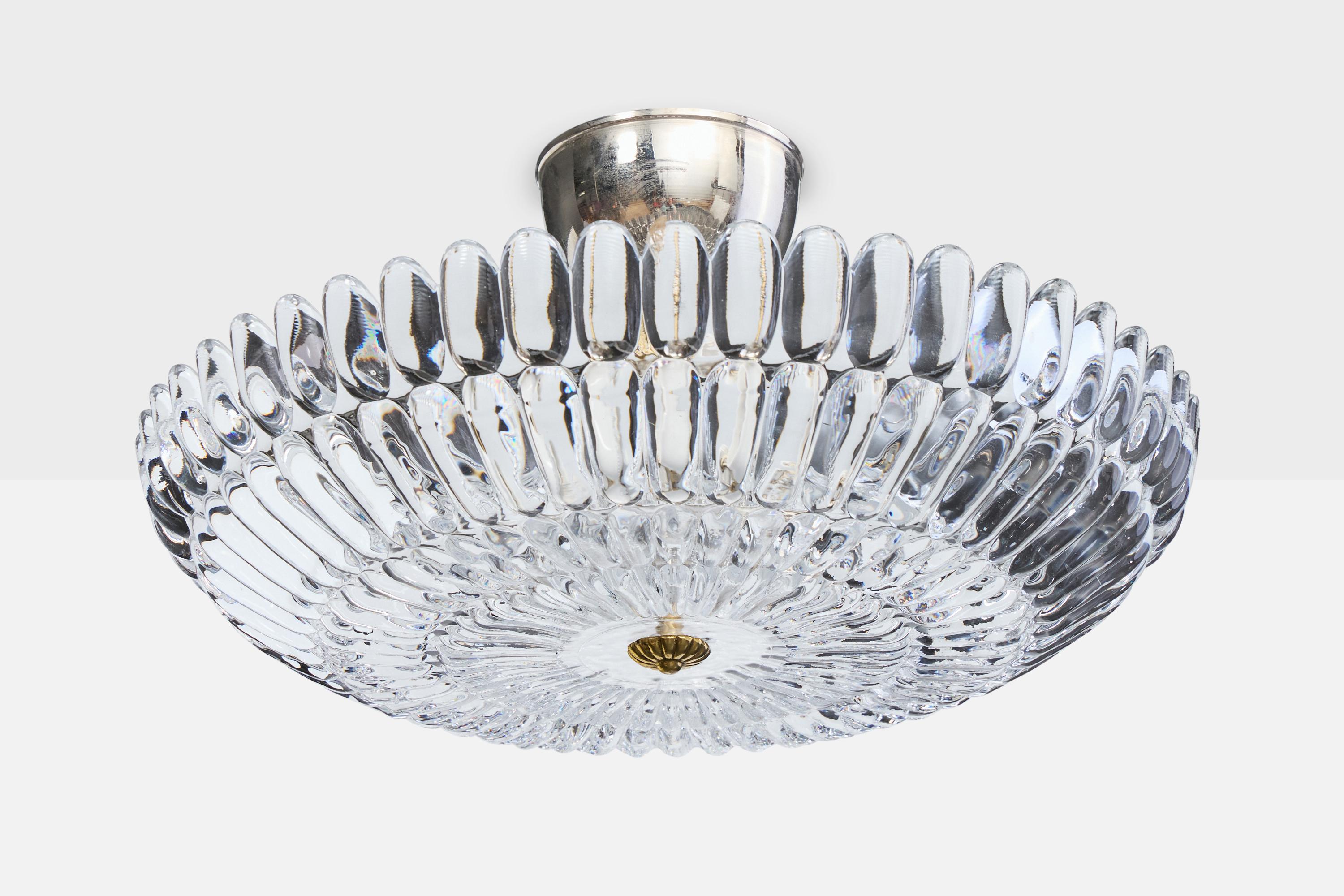 Una lampada a sospensione in vetro, ottone e metallo progettata e prodotta in Svezia, negli anni '50 circa.

Dimensioni complessive (pollici): 6,5 
