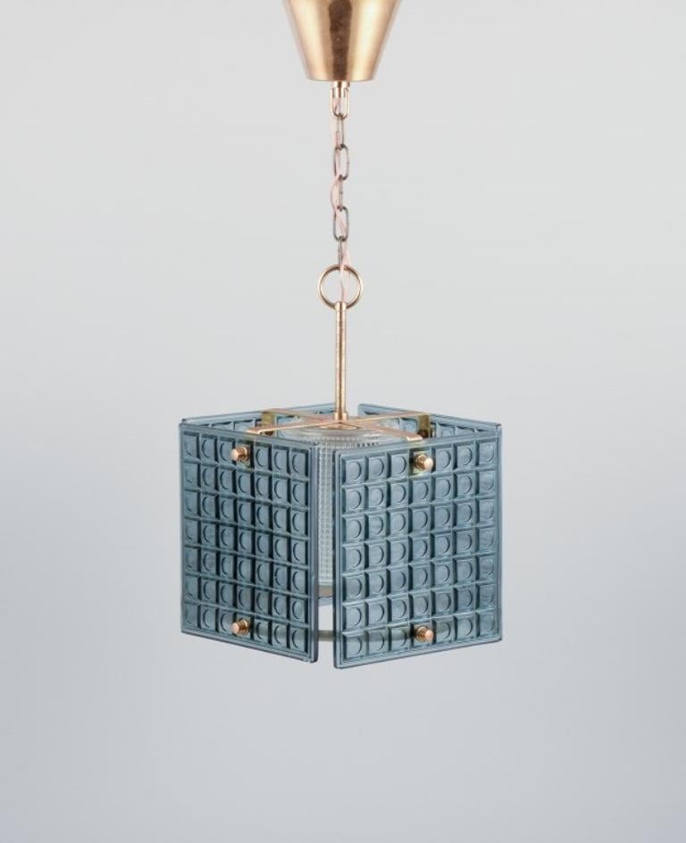 Carl Fagerlund, designer suédois. 
Plafonnier en verre d'art dépoli et laiton.
1970s.
En parfait état.
Dimensions : H 55,0 cm avec suspension x P 23,0 cm : H 55,0 cm avec suspension x D 23,0 cm.