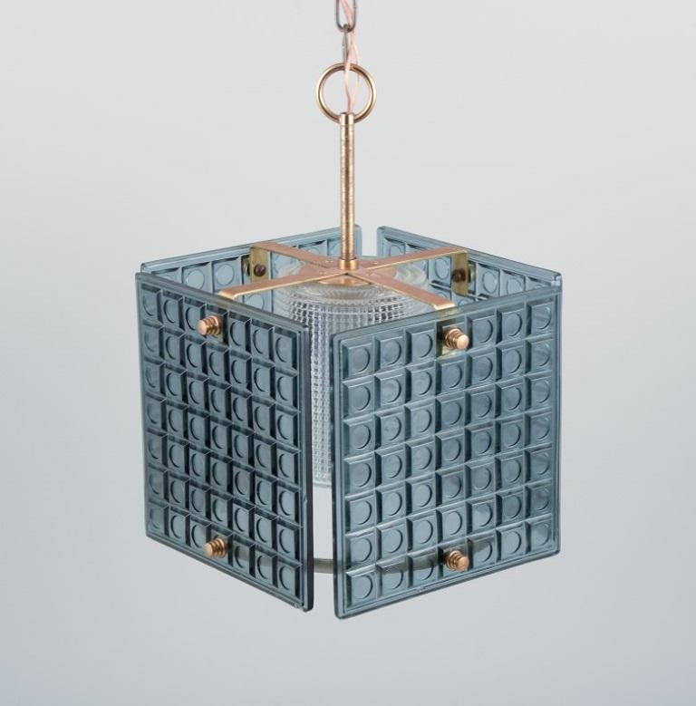 Suédois Carl Fagerlund, designer suédois. Plafonnier en verre d'art dépoli et laiton. en vente