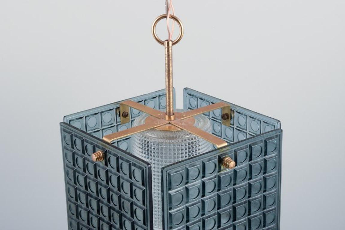 Carl Fagerlund, designer suédois. Plafonnier en verre d'art dépoli et laiton. Excellent état - En vente à Copenhagen, DK