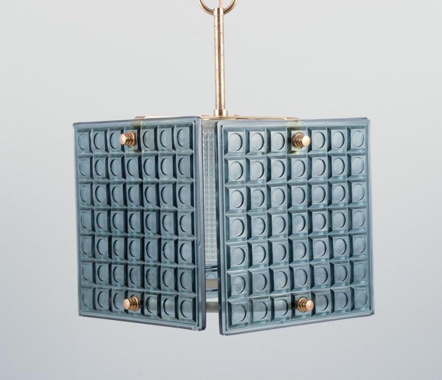 Fin du 20e siècle Carl Fagerlund, designer suédois. Plafonnier en verre d'art dépoli et laiton. en vente