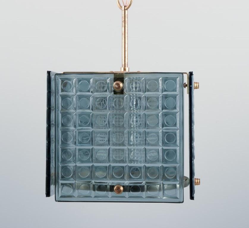 Laiton Carl Fagerlund, designer suédois. Plafonnier en verre d'art dépoli et laiton. en vente