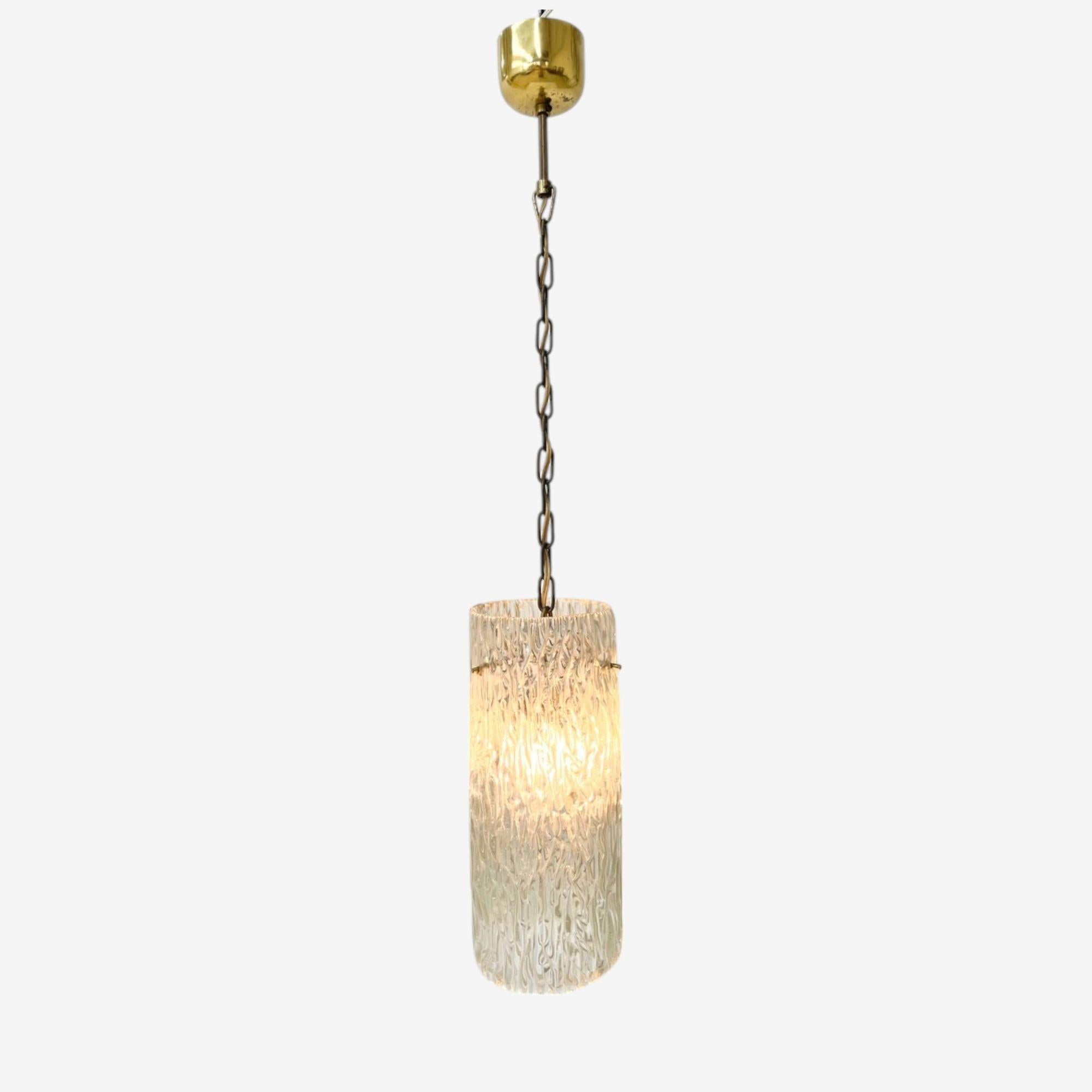 Carl Fagerlund, Lampada a sospensione moderna svedese, vetro testurizzato, ottone, Svezia, anni '40

Una lampada a sospensione moderna svedese disegnata da Carl Fagerlund per Orrefors in Svezia negli anni '40 circa. Questo esemplare ha un unico