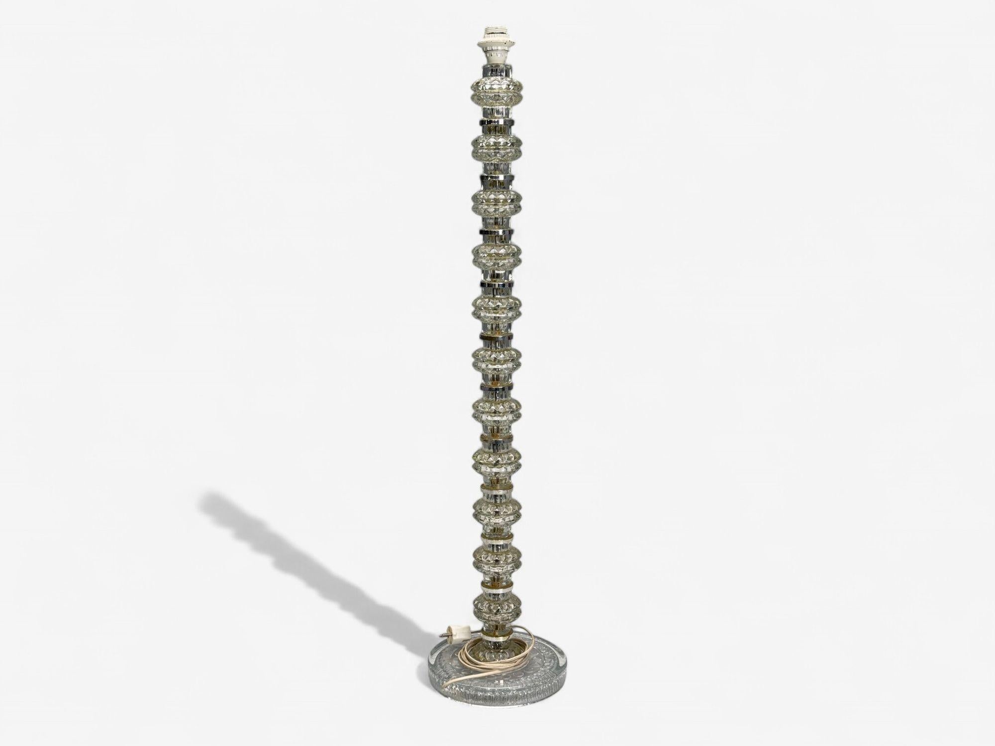 Carl Fagerlund, Swedish Modern, Glass, Nickel, Floor Lamp, Sweden, 1970s

A nickel and glass floor lamp designed by Carl Fagerlund for Orrefors in Sweden c. 1970s.

Glass, Nickel; Sweden c. 1970s

Height:  45.5 inches,  Diameter:  10 inches