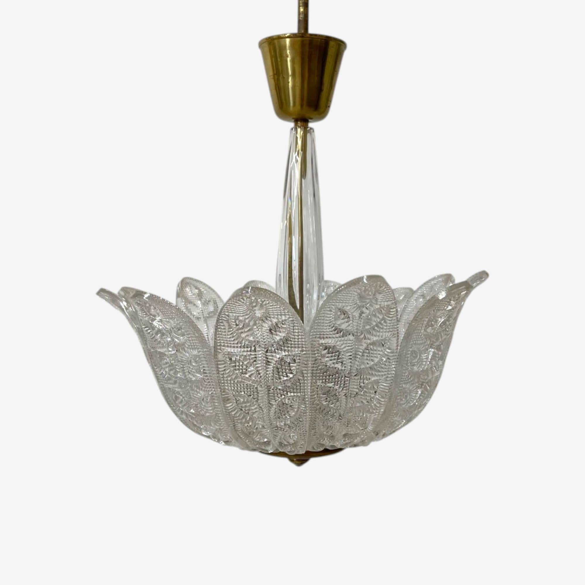 Carl Fagerlund, Orrefors, Moderno svedese, vetro accartocciato, pendente a petali di fiori, lampadario, Svezia, anni '40

Pendente moderno svedese a petali di fiori in vetro con dettagli in ottone patinato, disegnato da Carl Fagerlund per Orrefors,