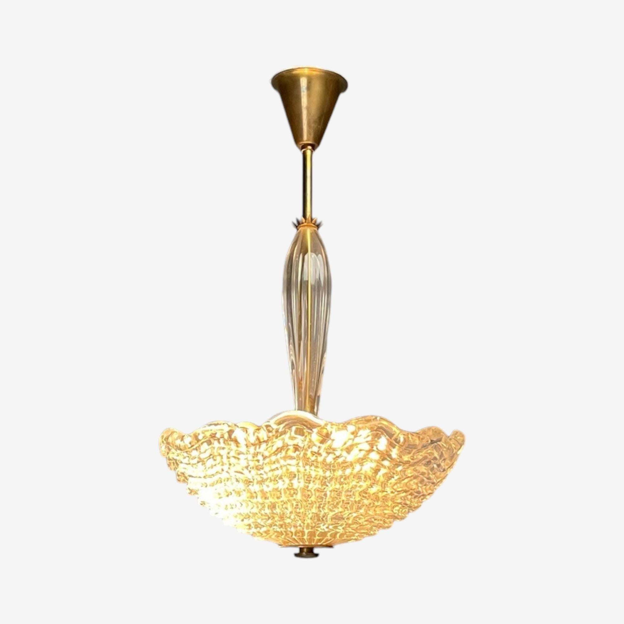 Carl Fagerlund, moderne suédois, verre texturé, lustre, laiton, Suède, années 1940

Lustre ou suspension moderne suédois conçu par Carl Fagerlund pour Orrefors en Suède vers les années 1940. Cet exemple présente une tige en laiton munie d'une table