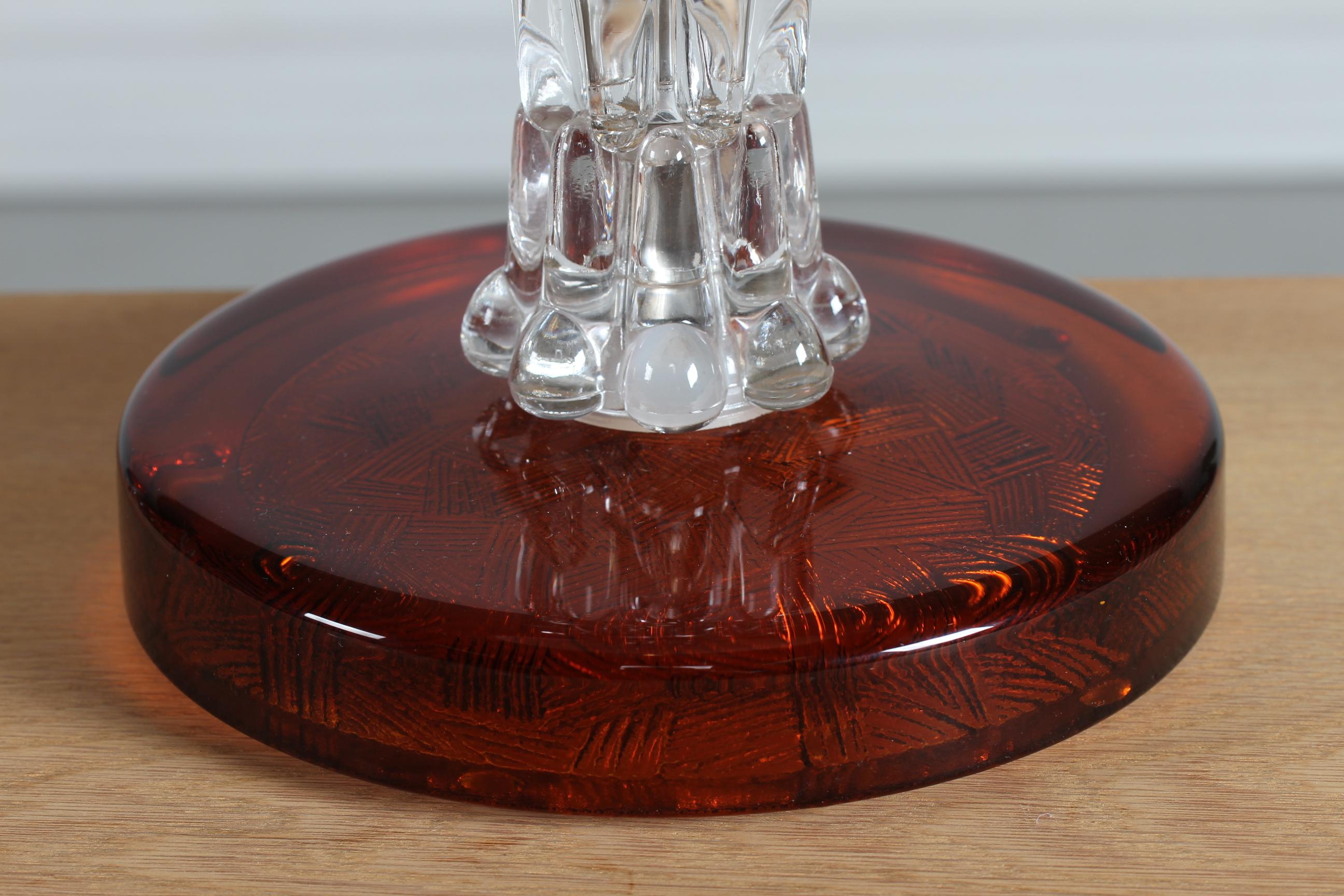 Sehr hohe Tisch- oder Stehleuchte von Carl Fagerlund, hergestellt von Orrefors in den 1960er Jahren. 

Der spektakuläre Lampenfuß ist aus klarem und bernsteinfarbenem Glas in Schichten gefertigt.
Dazu gehört auch ein neuer, in Dänemark