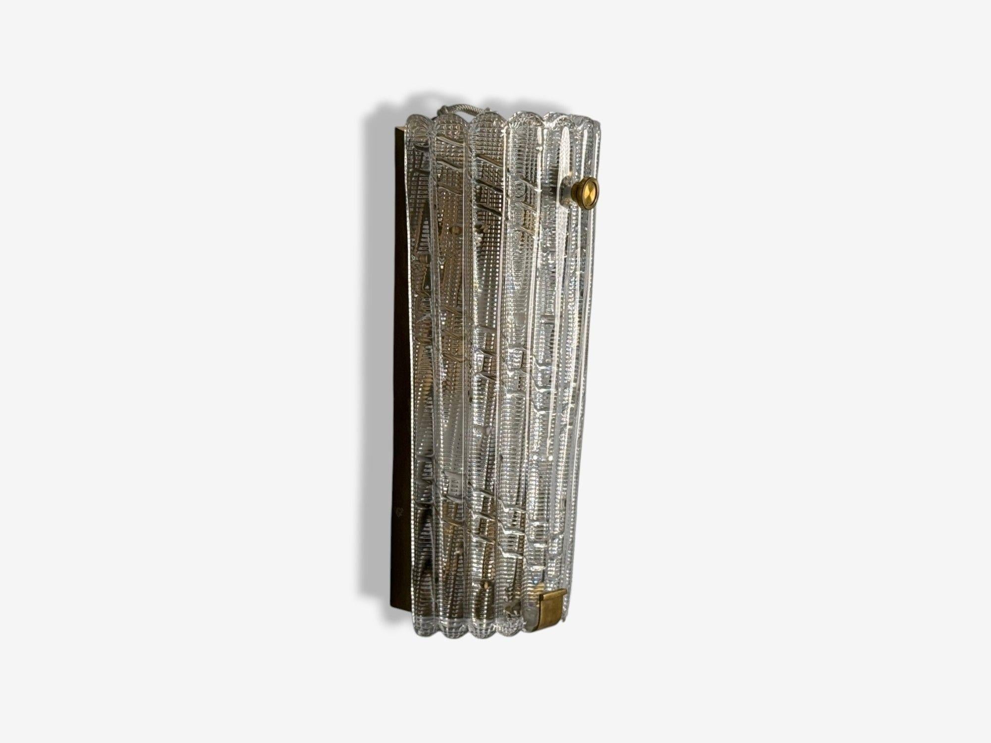 Carl Fagerlund, Textured Glass, Brass, Large Wall Sconce, Sweden, 1940s

A large textured glass wall light on a brass back plate with brass detailing designed by Carl Fagerlund for Orrefors in Sweden c. 1940s. This fixture has three E27 light