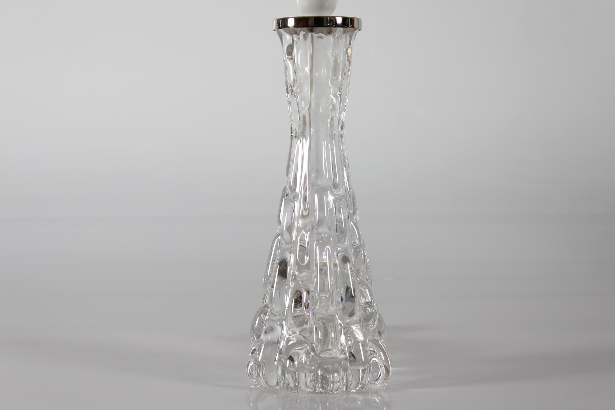 Lampe de table Carl Fagerlund fabriquée par Orrefors, Suède, dans les années 1960. 

La base de la lampe, haute et mince, est en verre transparent.

Vous trouverez également un nouvel abat-jour conçu au Danemark.
L'abat-jour est fait de tissu tissé