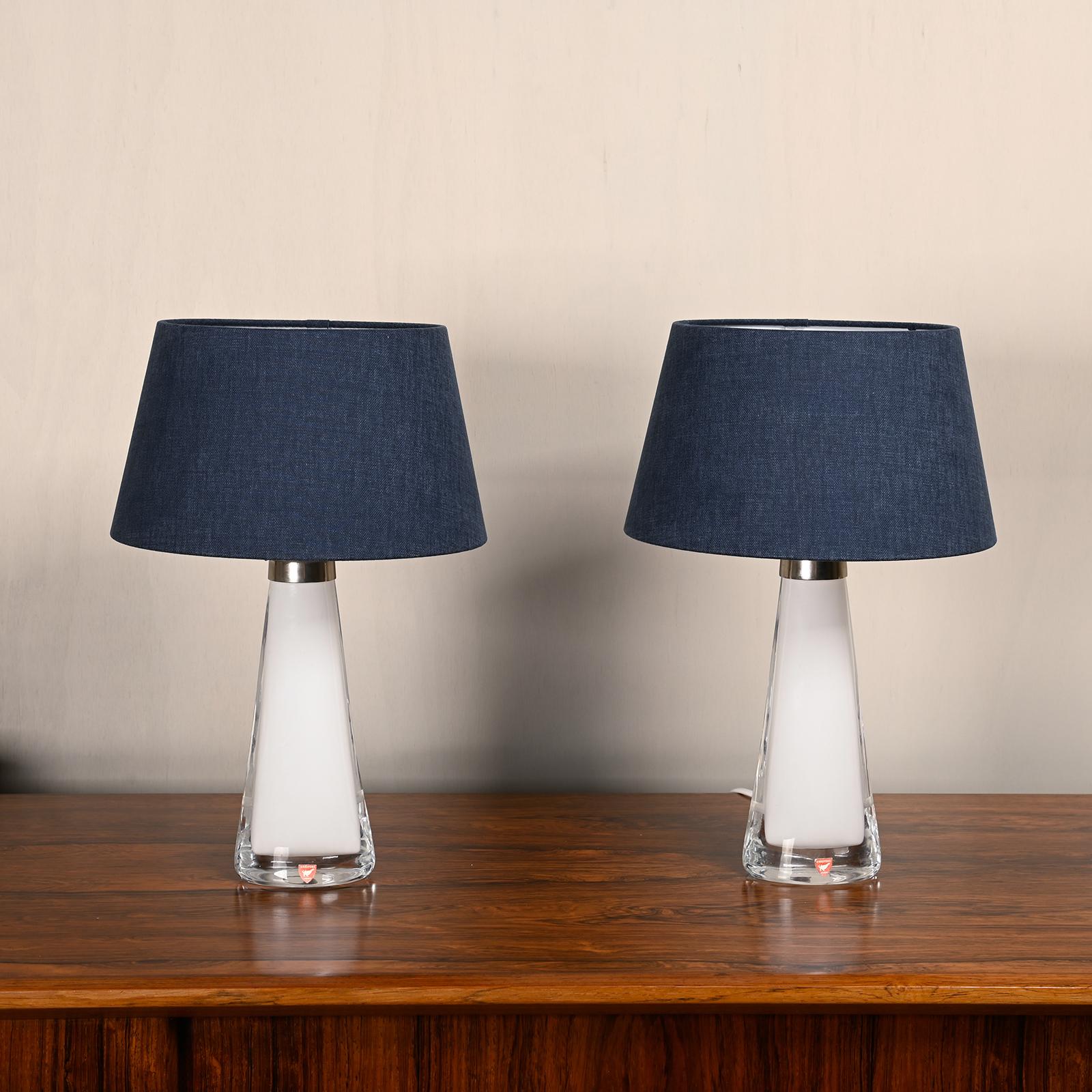 Carl Fagerlund lampes de table en verre blanc et abat-jour ocre foncé pour Orrefors Suède en vente 7