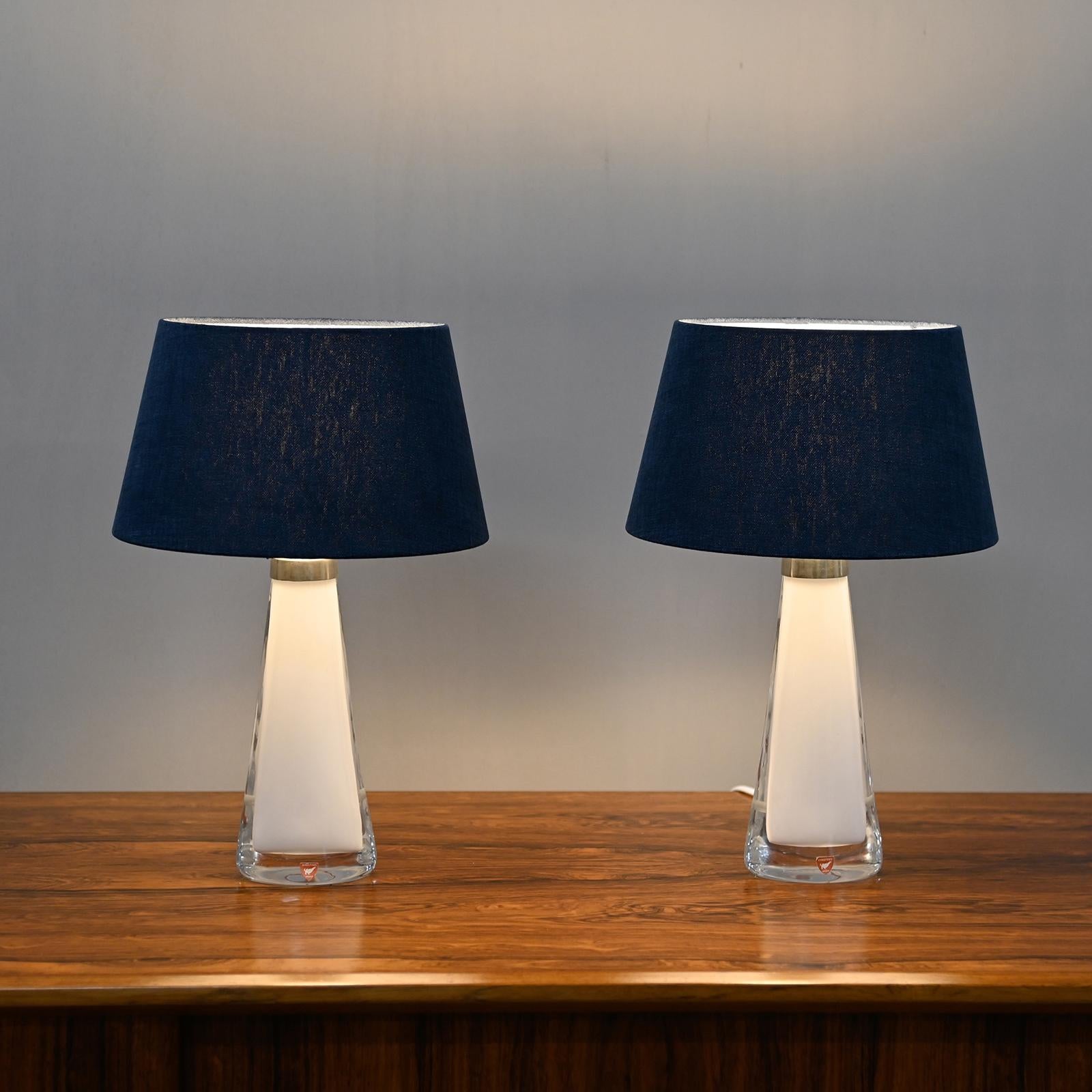 Carl Fagerlund lampes de table en verre blanc et abat-jour ocre foncé pour Orrefors Suède en vente 8