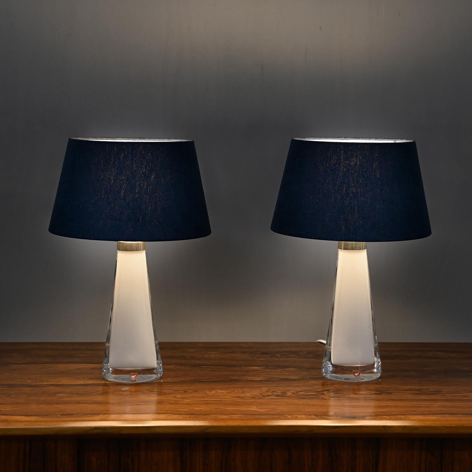Carl Fagerlund lampes de table en verre blanc et abat-jour ocre foncé pour Orrefors Suède en vente 9