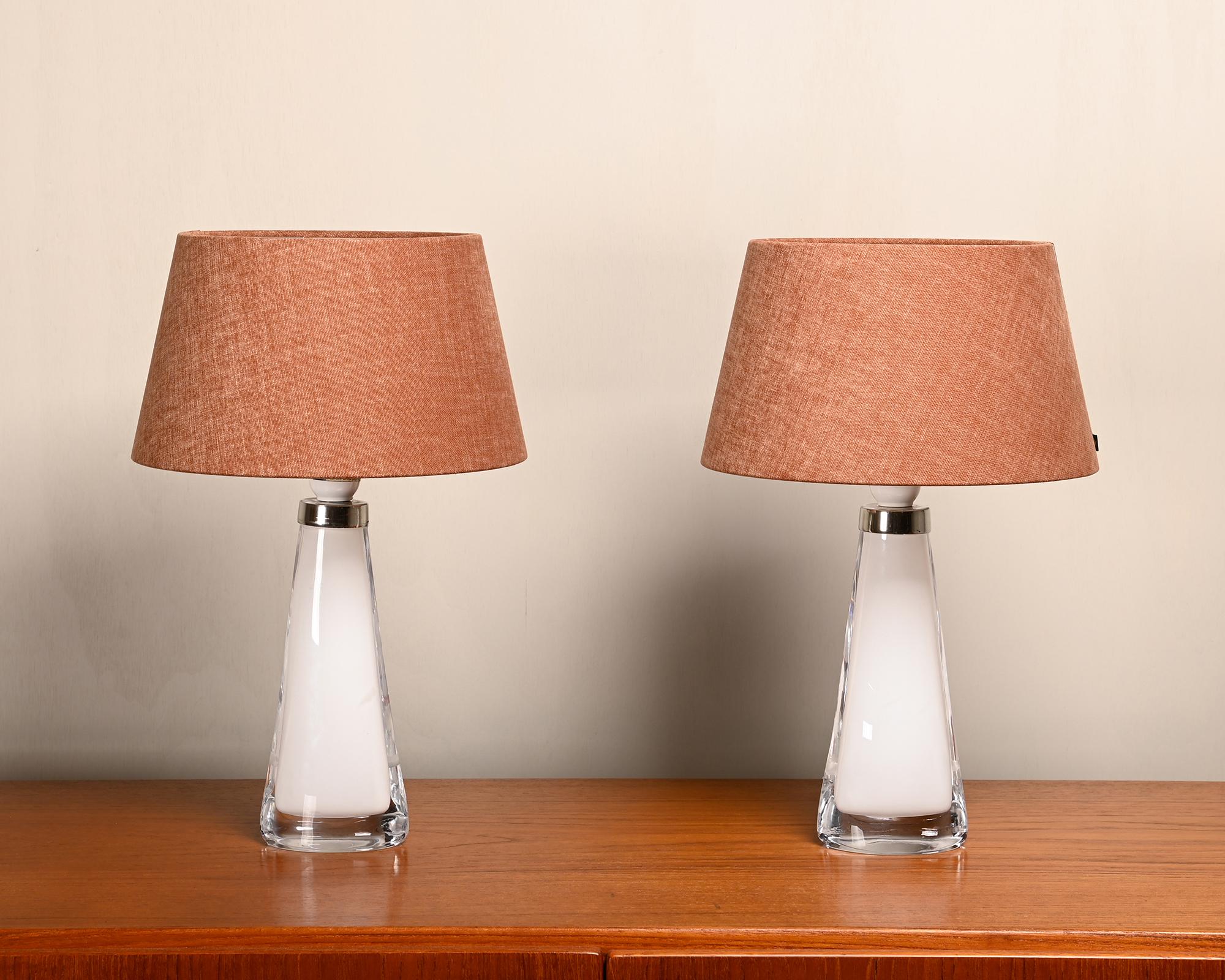 Paire de lampes de table ou de chevet en verre soufflé à la main, conçues par Carl Fagerlund pour Orrefors, Suède, années 1960. Nouvelles teintes de coton en couleur ocre foncé ou bleu. Les lampes sont en très bon état avec des traces normales