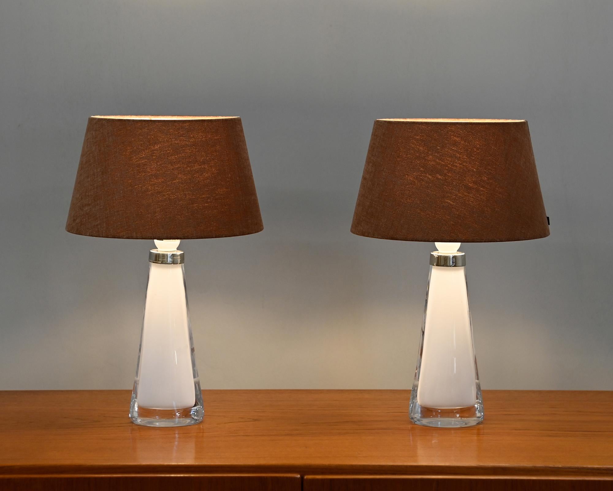 Scandinave moderne Carl Fagerlund lampes de table en verre blanc et abat-jour ocre foncé pour Orrefors Suède en vente