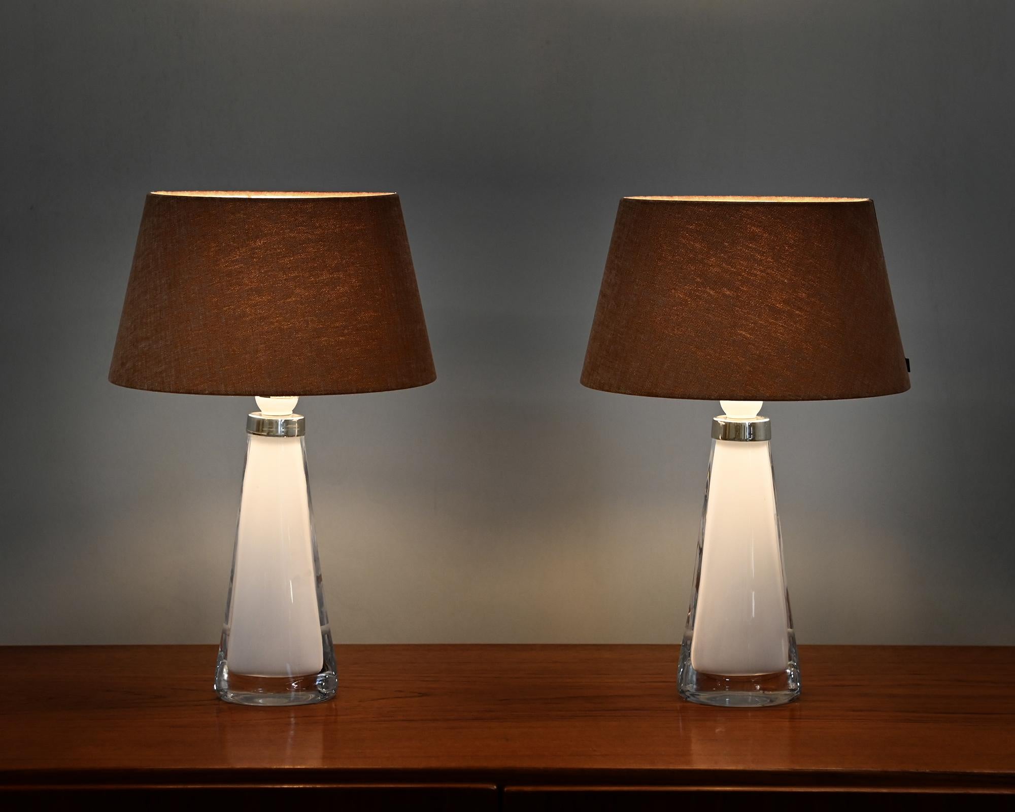 Suédois Carl Fagerlund lampes de table en verre blanc et abat-jour ocre foncé pour Orrefors Suède en vente